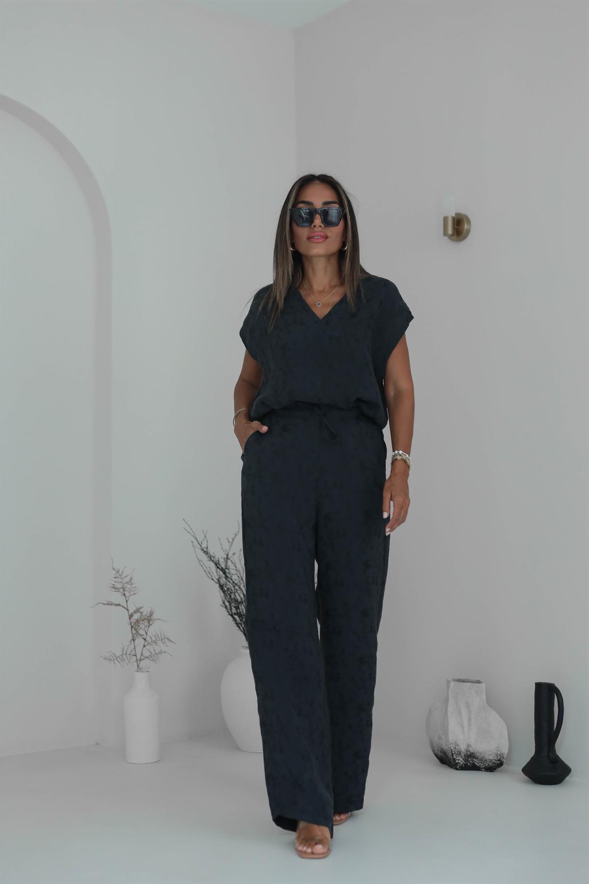 1046 Kolsuz Hafif Parlak Dokulu Pantolon Takım