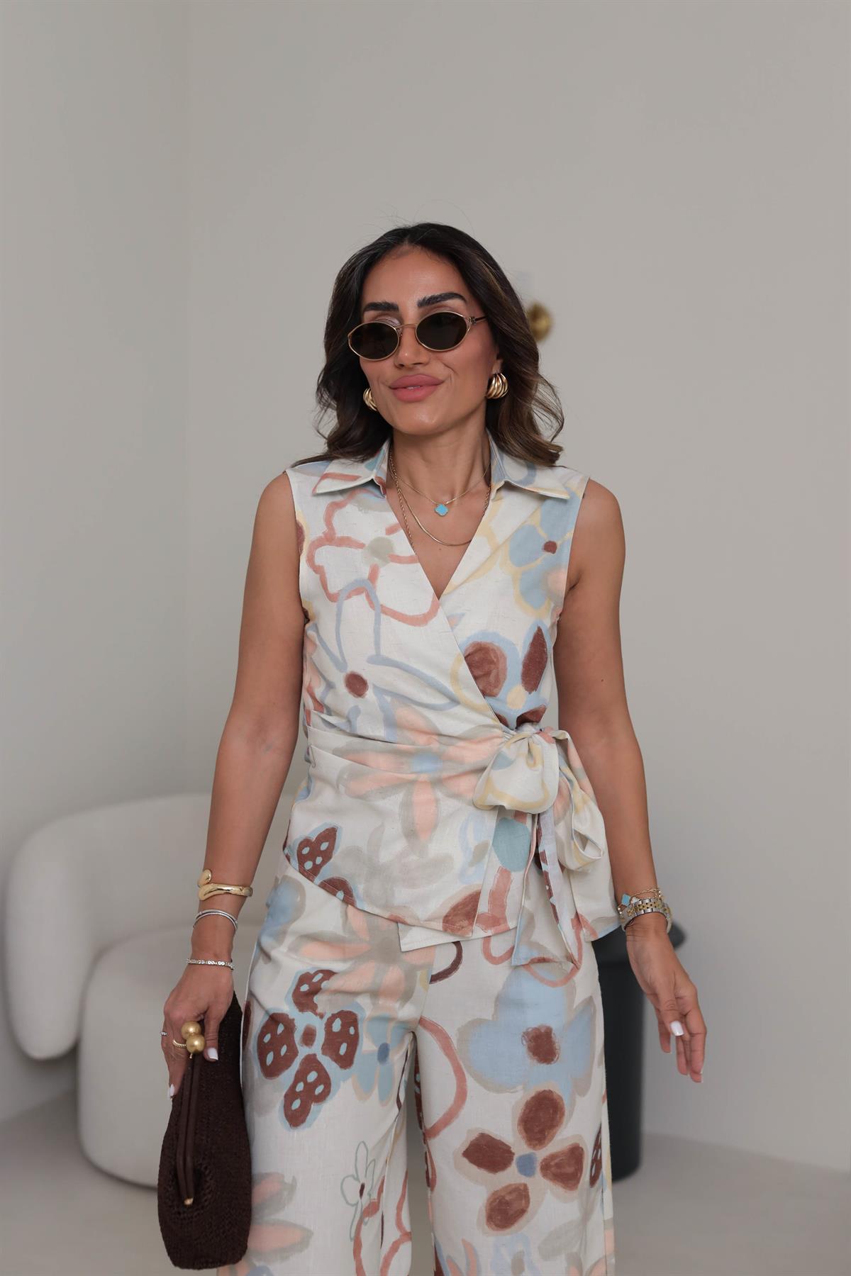 0681 Floral Desen Kruvaze Bağlamalı Gömlek BEJ