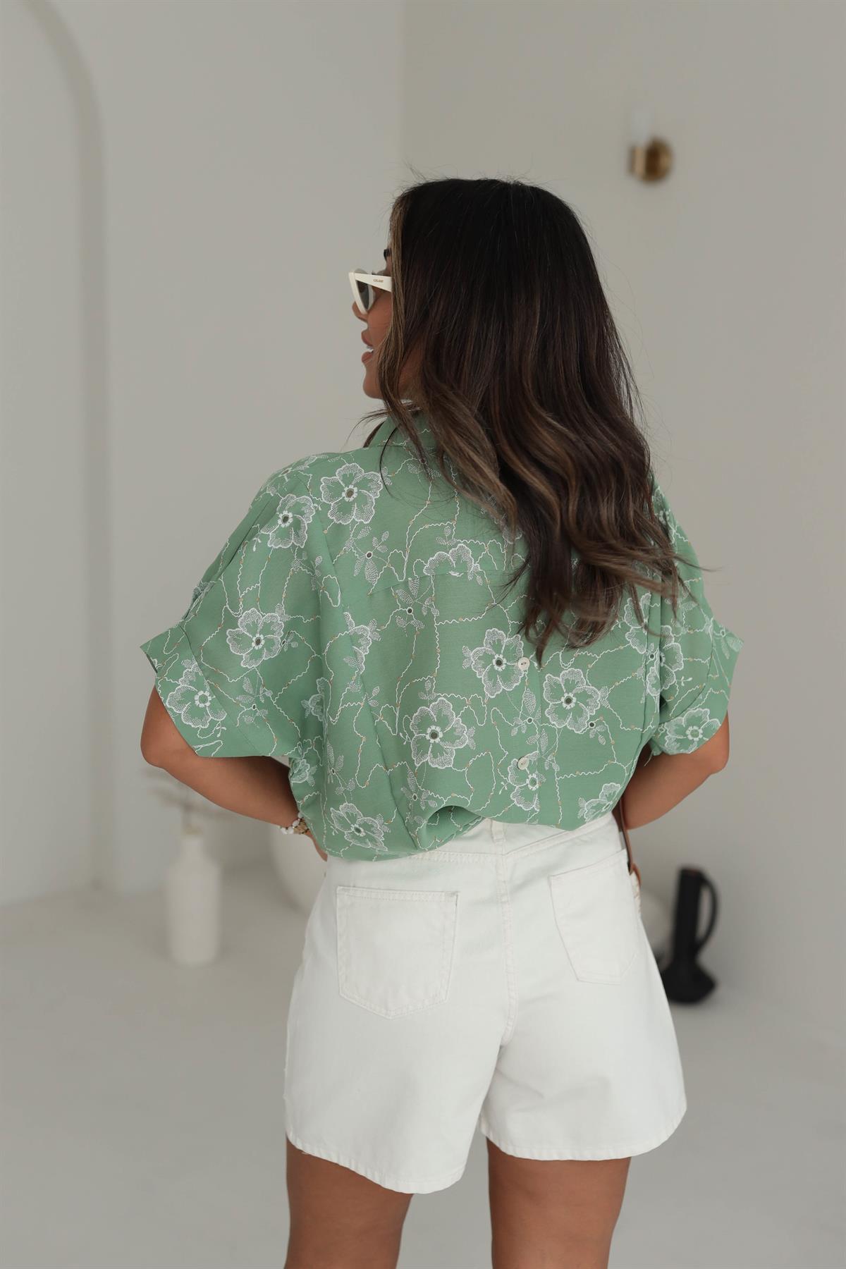 7427 Çiçek Desenli Kısa Kol Sırtı Düğmeli Gömlek