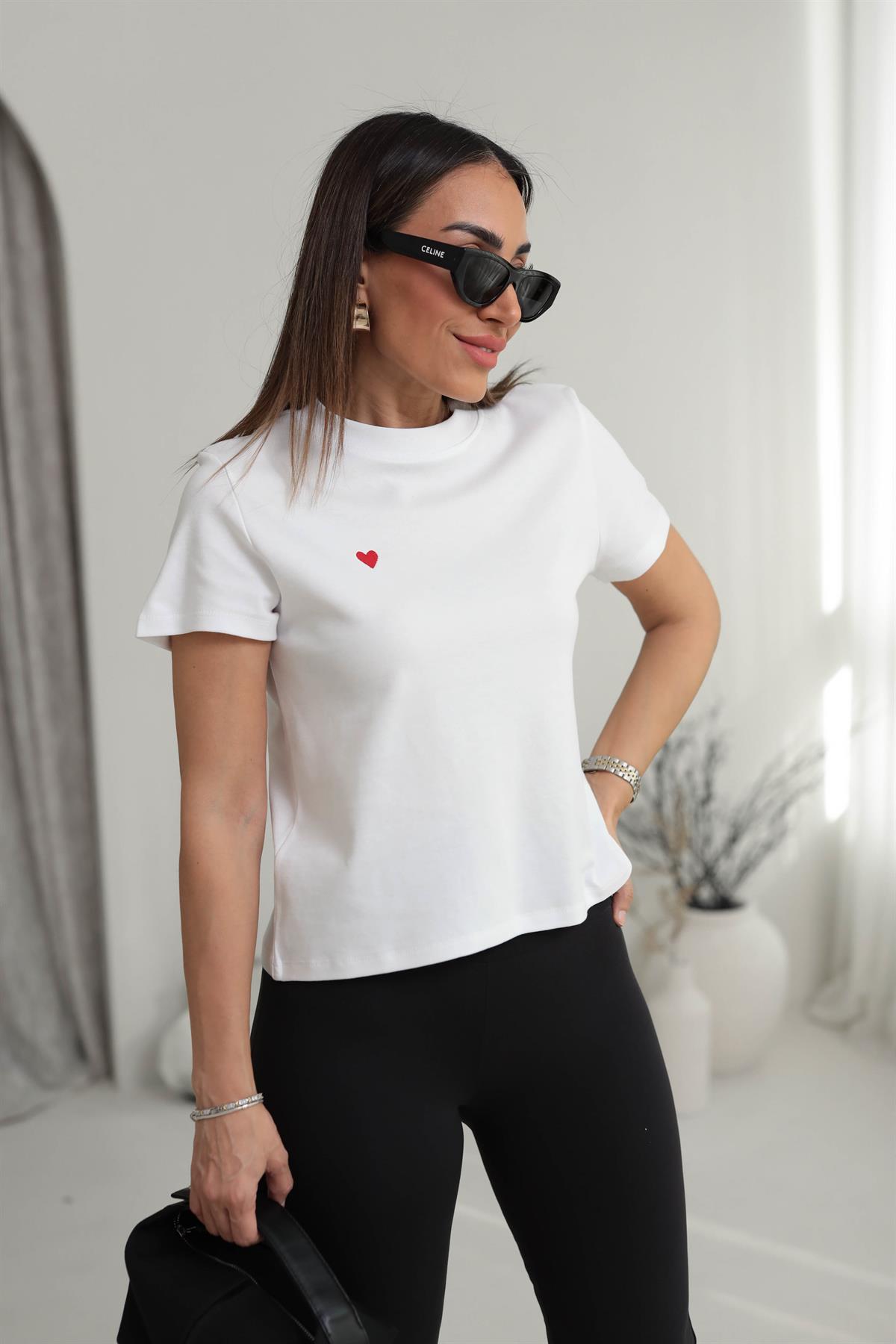 0584 Bisiklet Yaka Kalp Nakış Tshirt BEYAZ