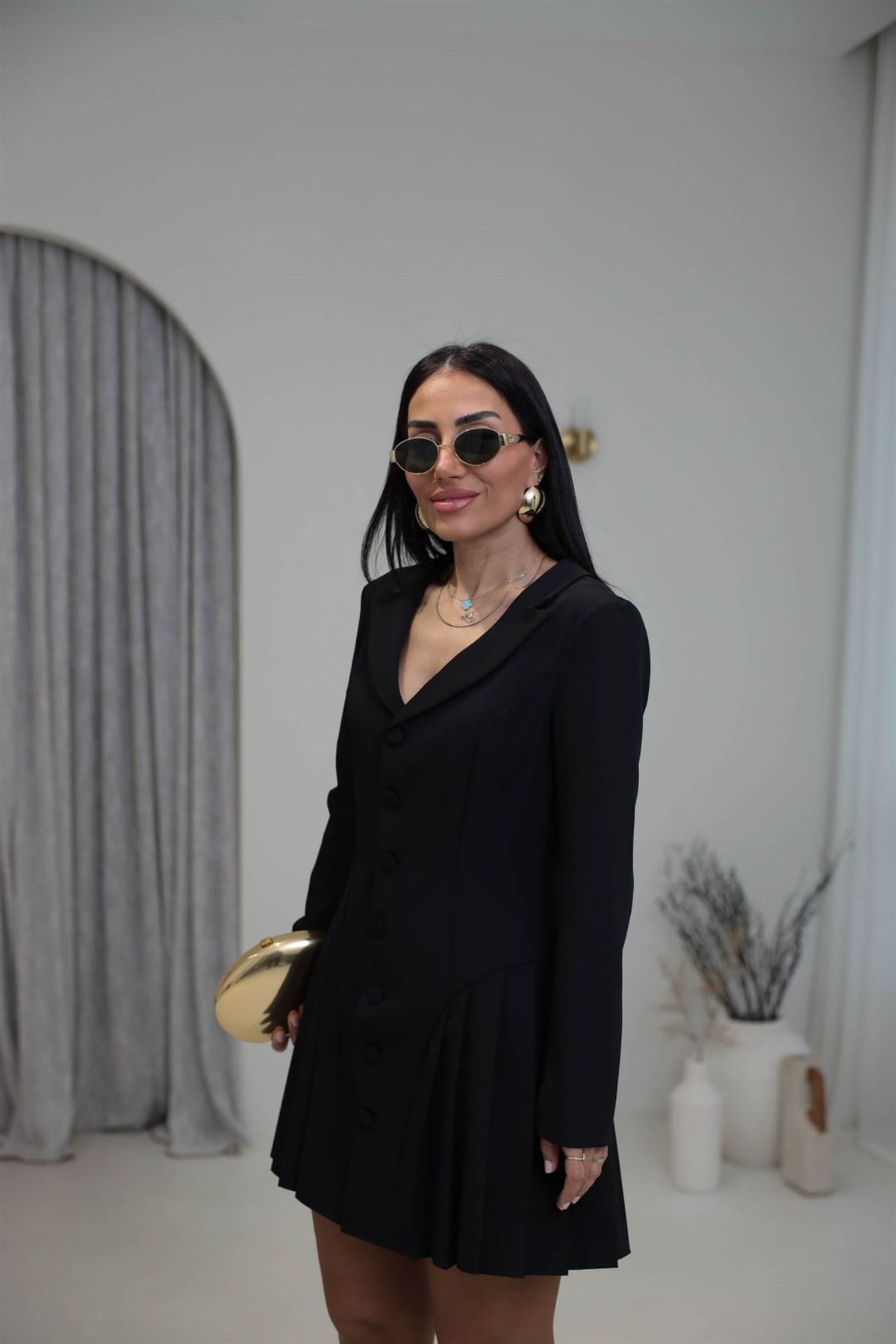 1300 Yaka Detaylı Önden Düğmeli Piliseli Elbise SİYAH