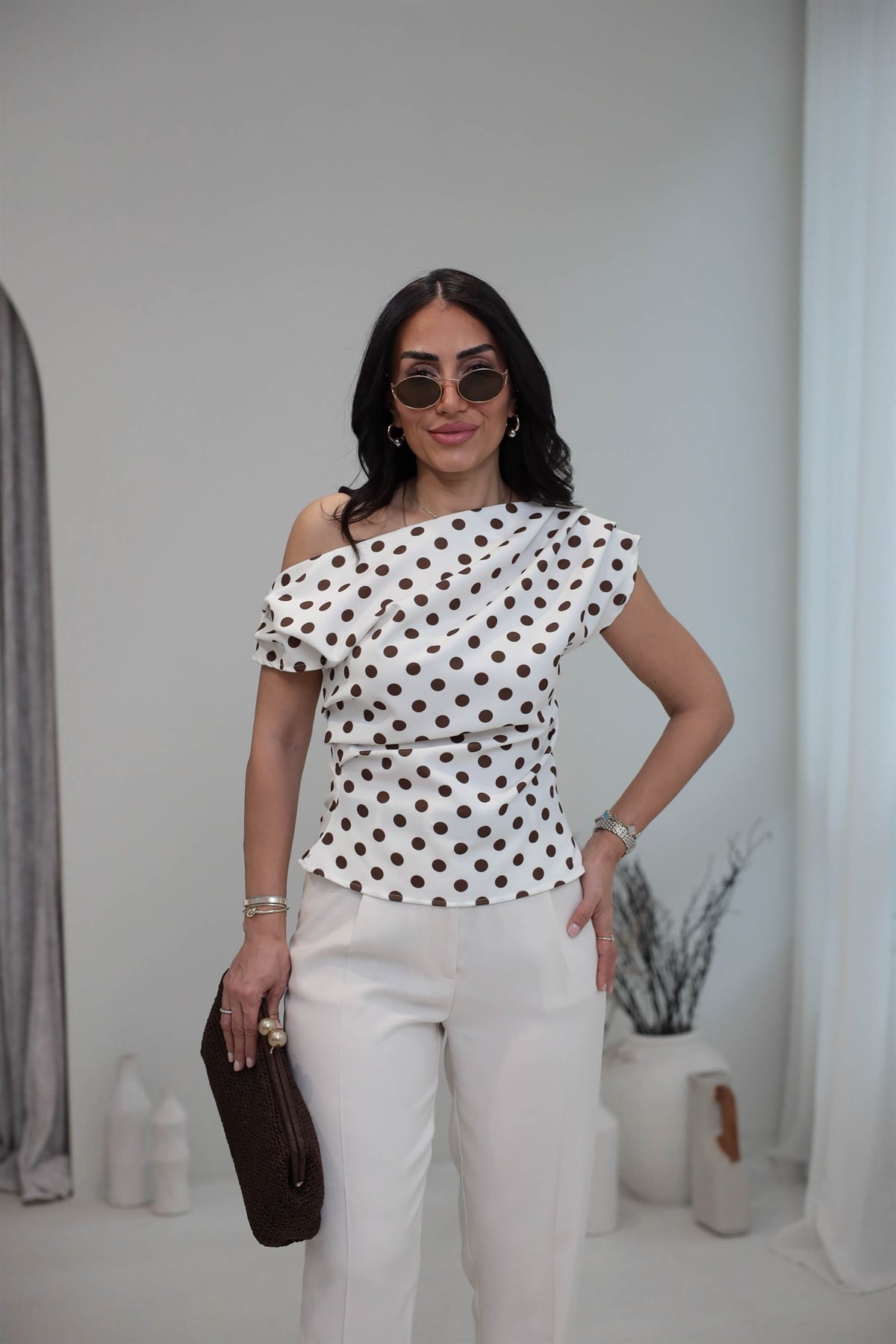 1779 Kayık Yaka Yan Drapeli Puantiyeli Bluz KAHVE