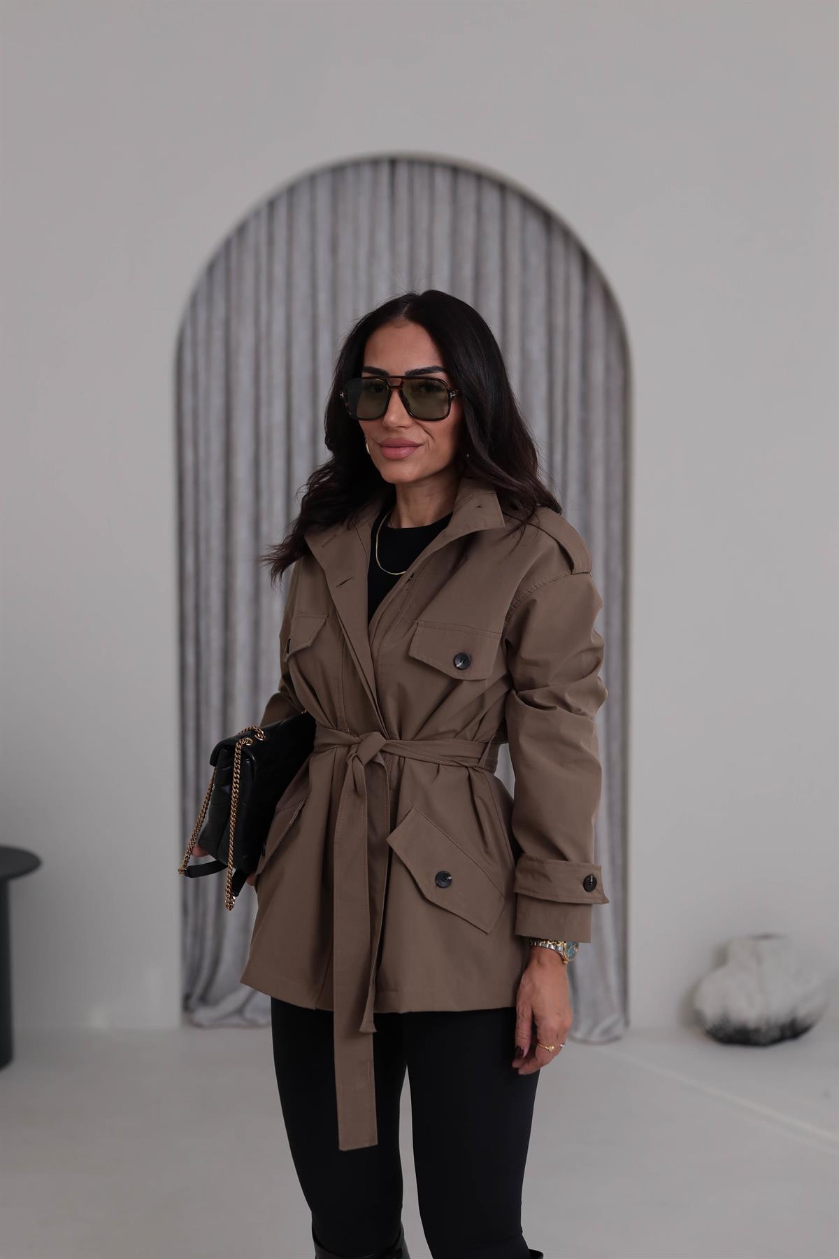 6798 Dik Yaka Cep Detaylı Kuşaklı Mevsimik Trençkot KAHVE