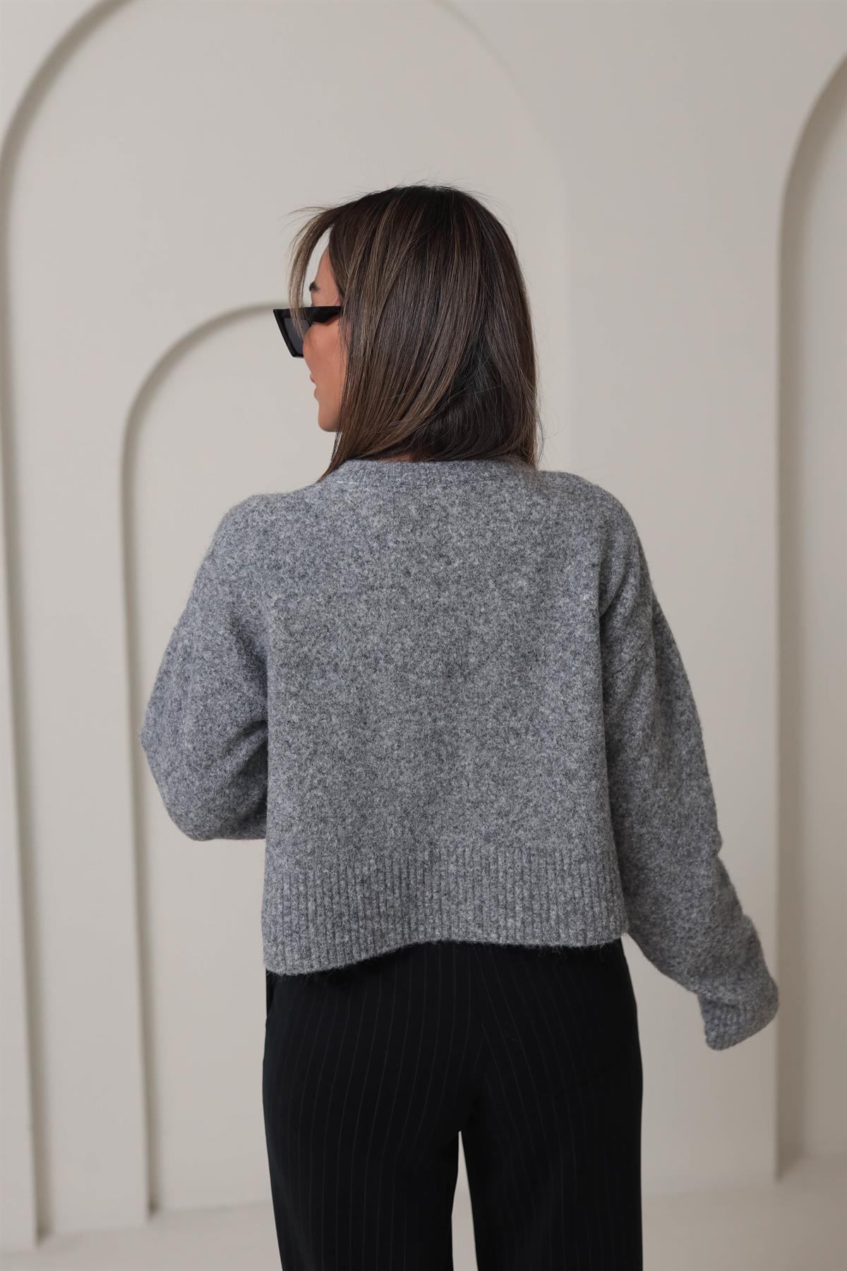 0280 Düğmeli Yumoş Yanları Yırtmaçlı Hırka FÜME