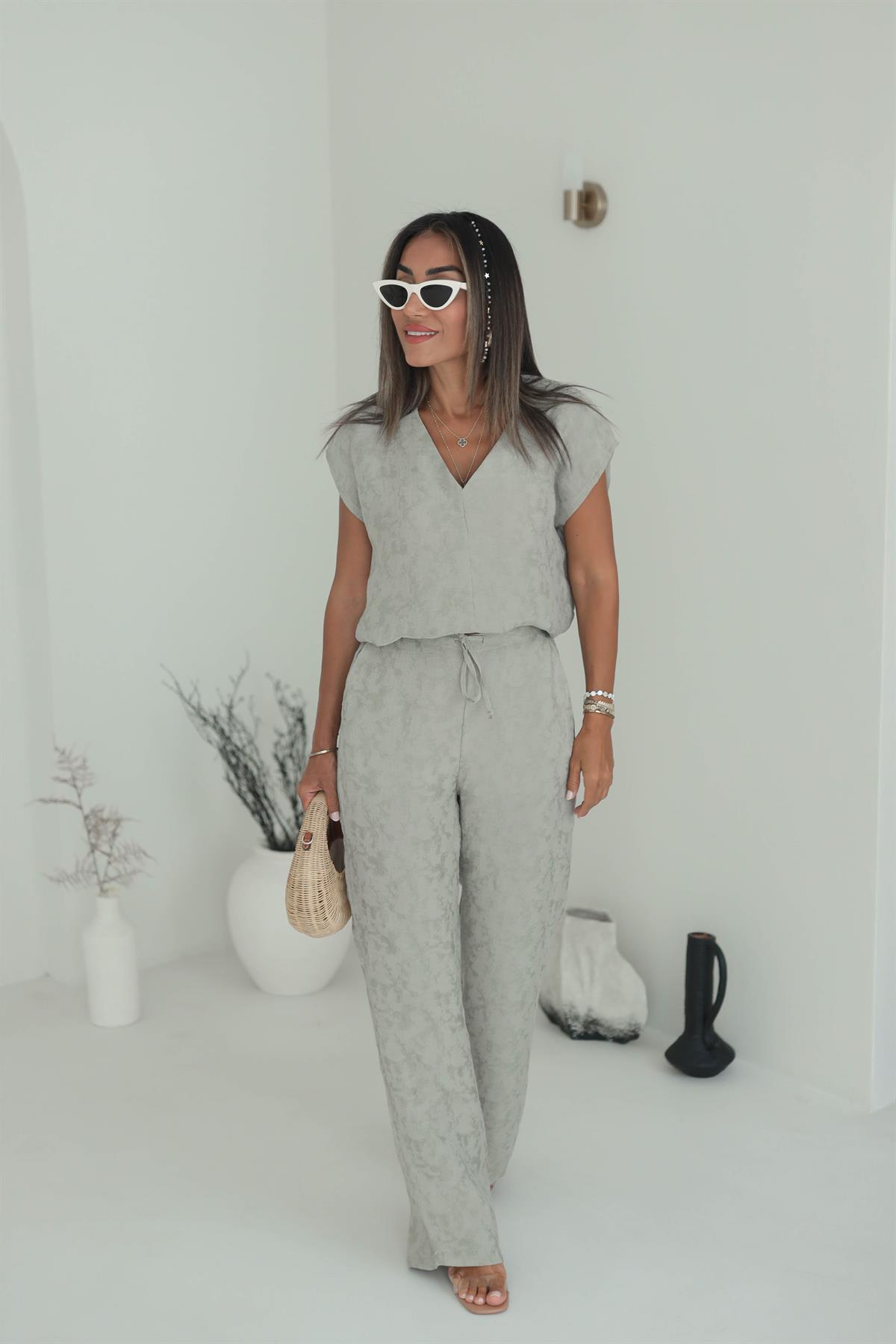 1046 Kolsuz Hafif Parlak Dokulu Pantolon Takım