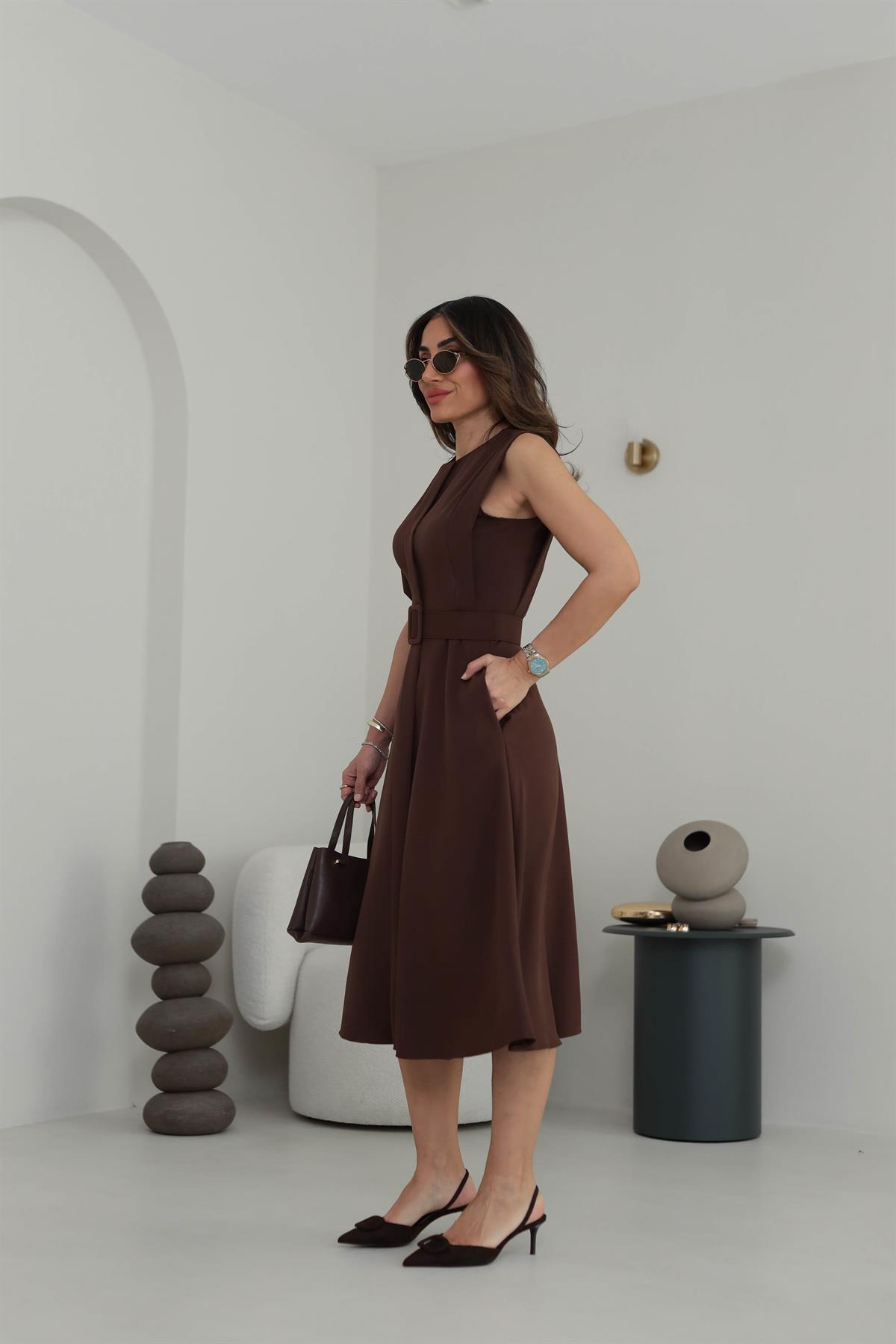 3715 A Kesim Sıfır Kol Kemerli Midi Elbise KAHVE