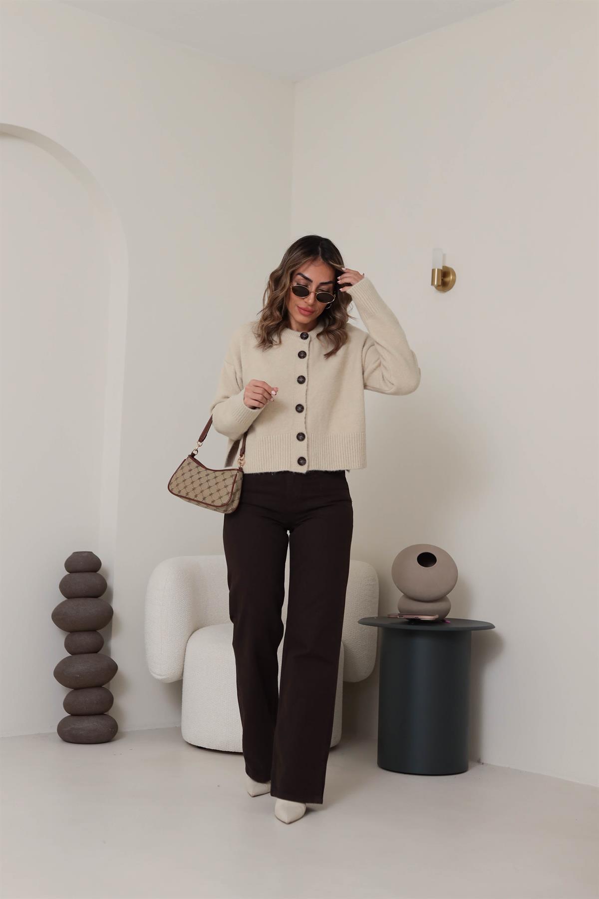 0280 Düğmeli Yumoş Yanları Yırtmaçlı Hırka KOYU BEJ