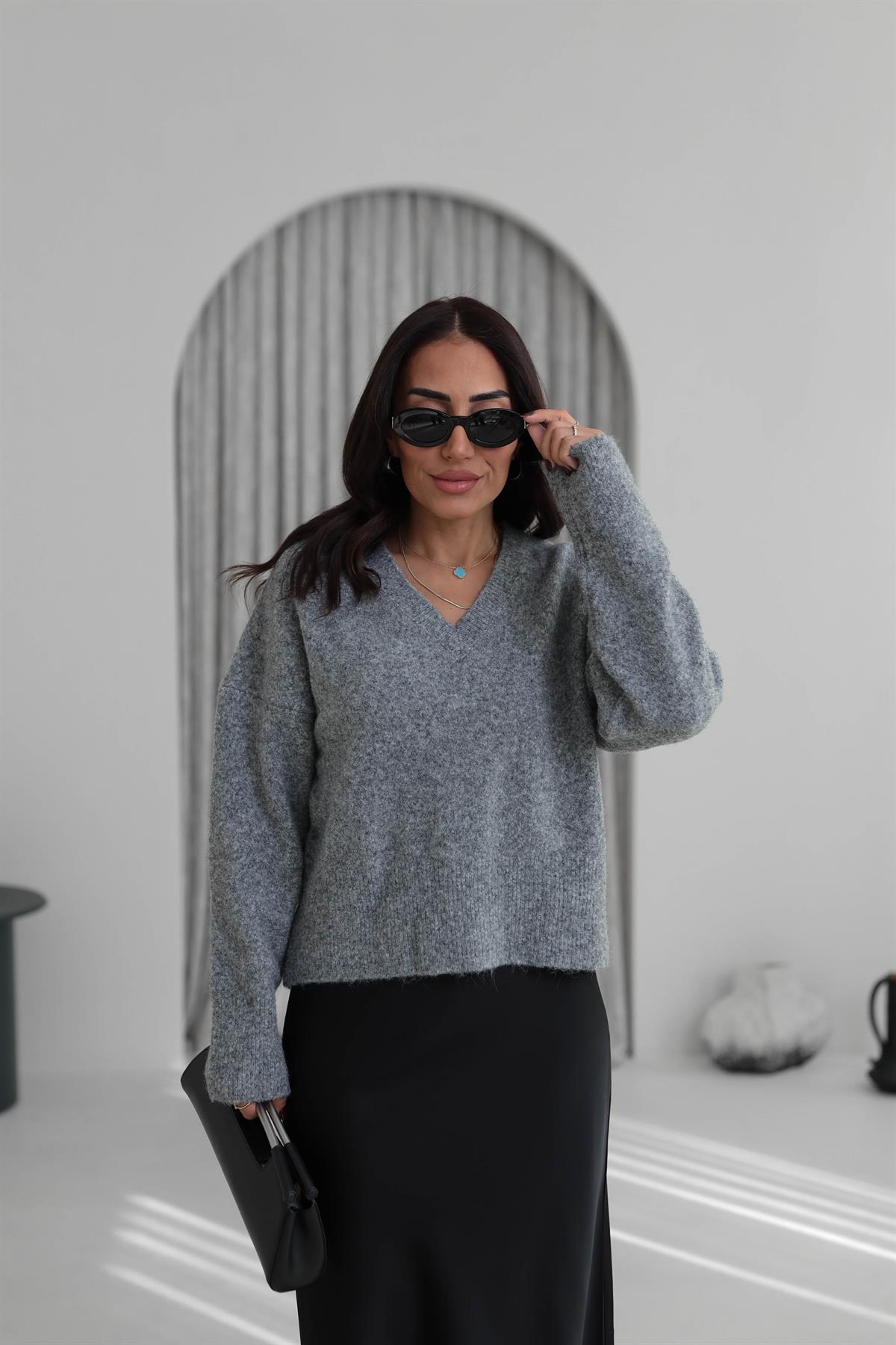 0645 V Yaka Yumuşak Dokulu Triko Kazak KOYU GRİ