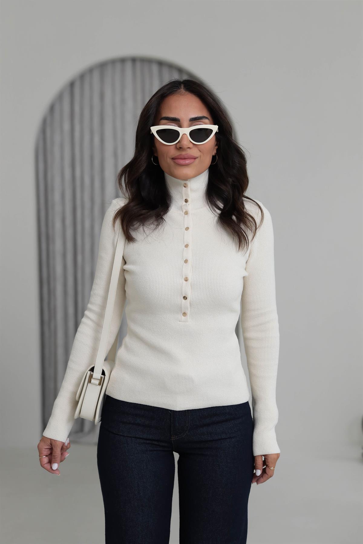 0686 Dik Yaka Çıtçıtlı Triko Kazak KREM