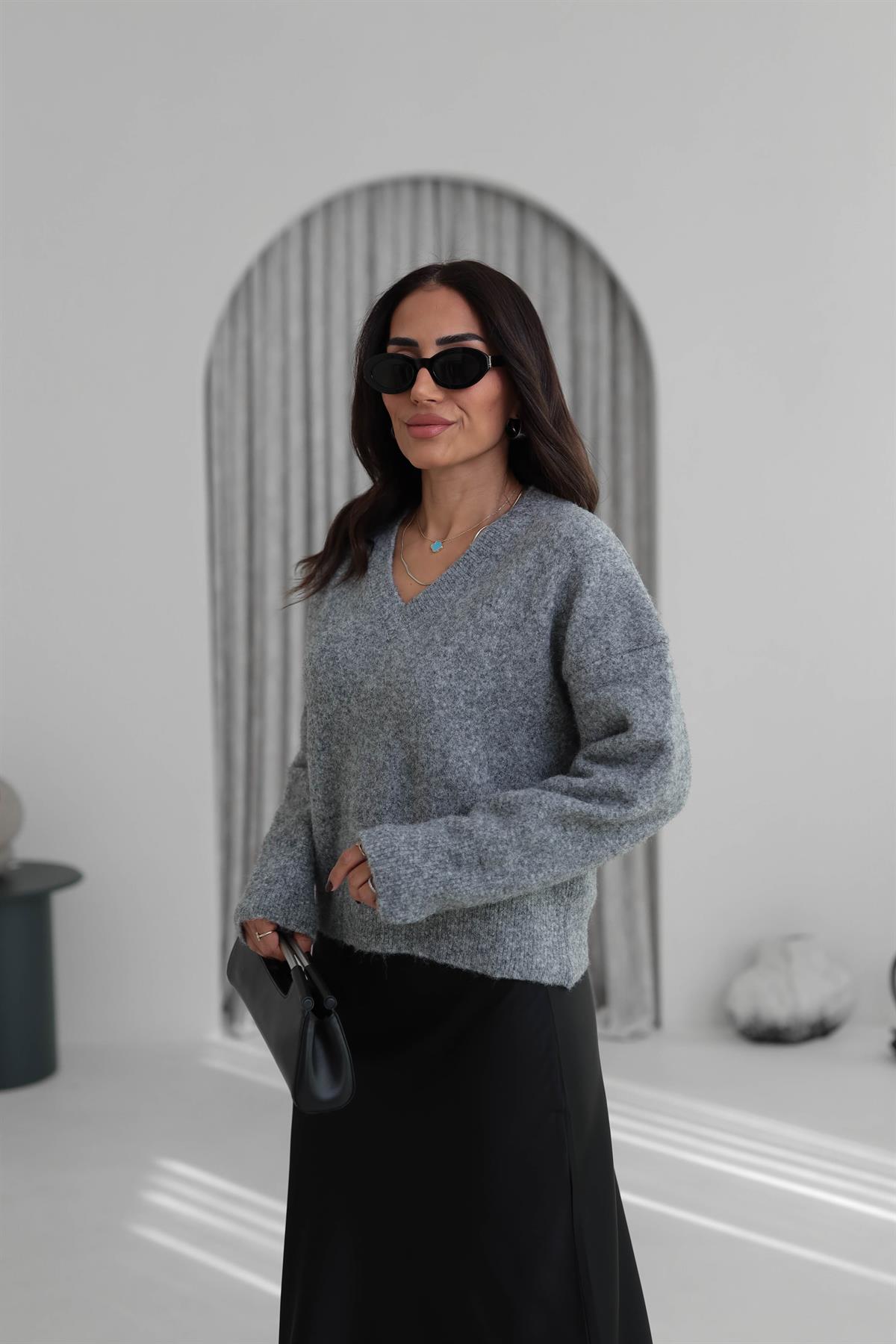 0645 V Yaka Yumuşak Dokulu Triko Kazak KOYU GRİ