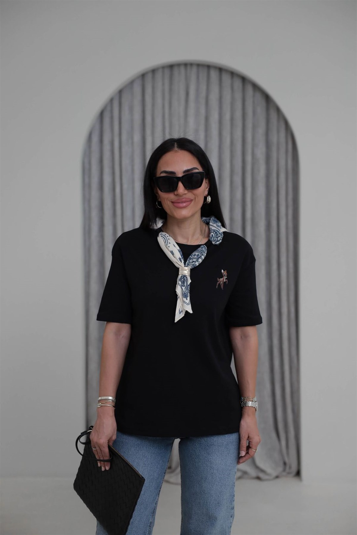 1140 Fular Detaylı Nakışlı Tshirt SİYAH