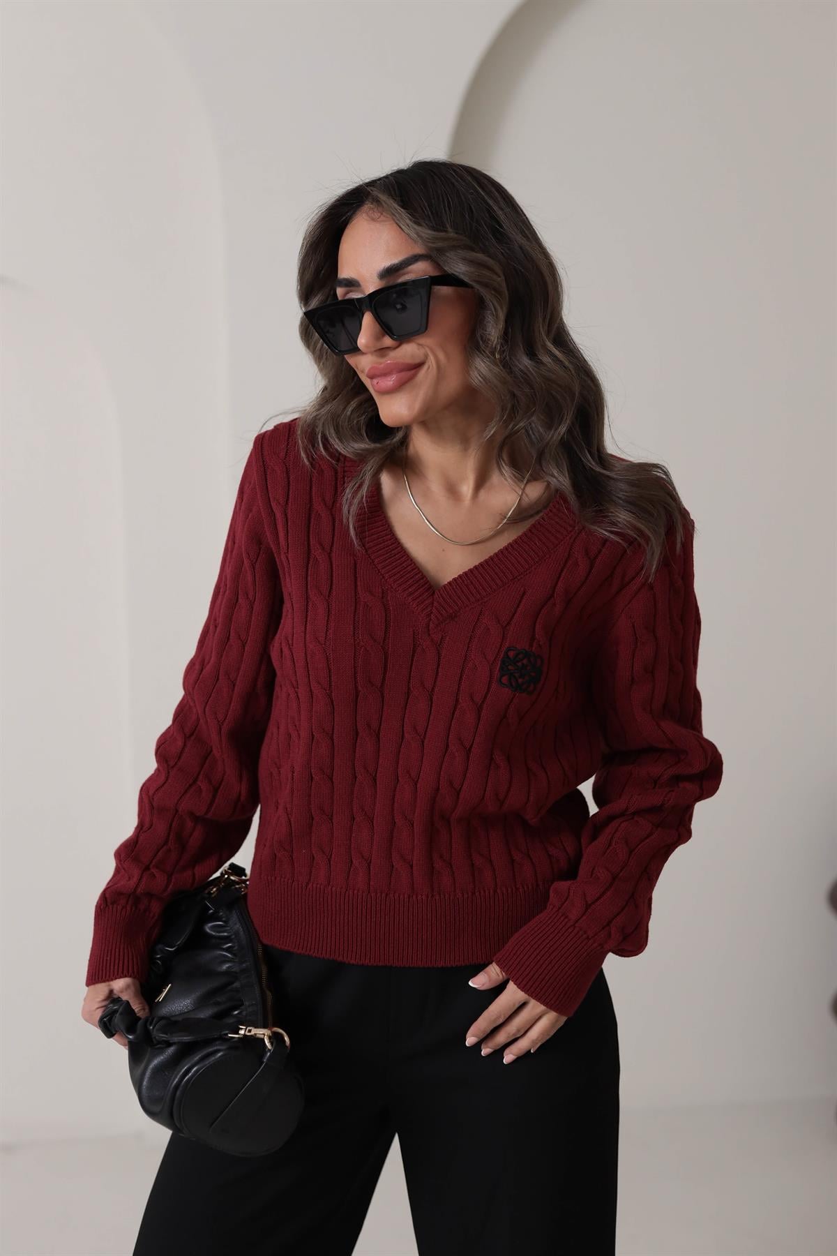 2428 V Yaka Nakışlı Saç Örgü Kazak BORDO