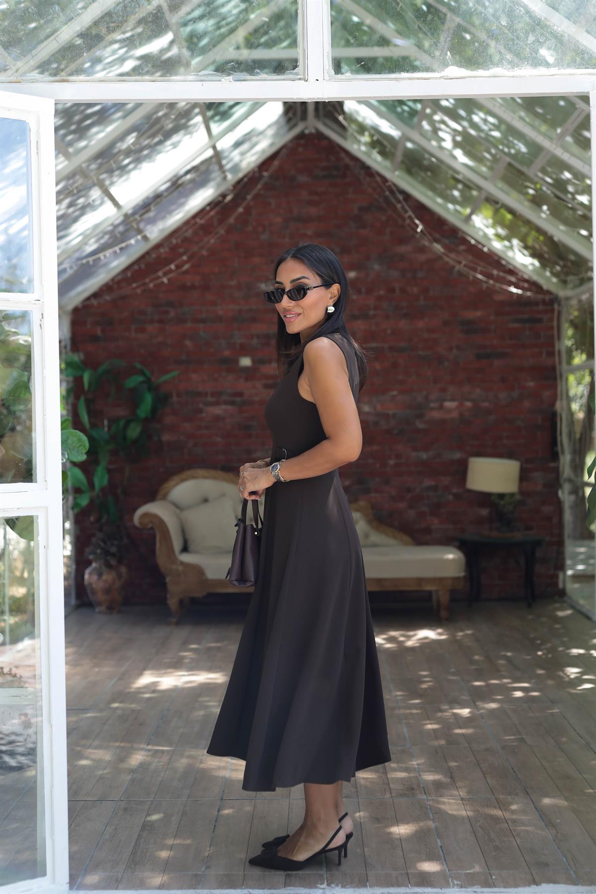 2313 Yan Toka Detaylı Dökümlü Kloş Elbise KAHVE