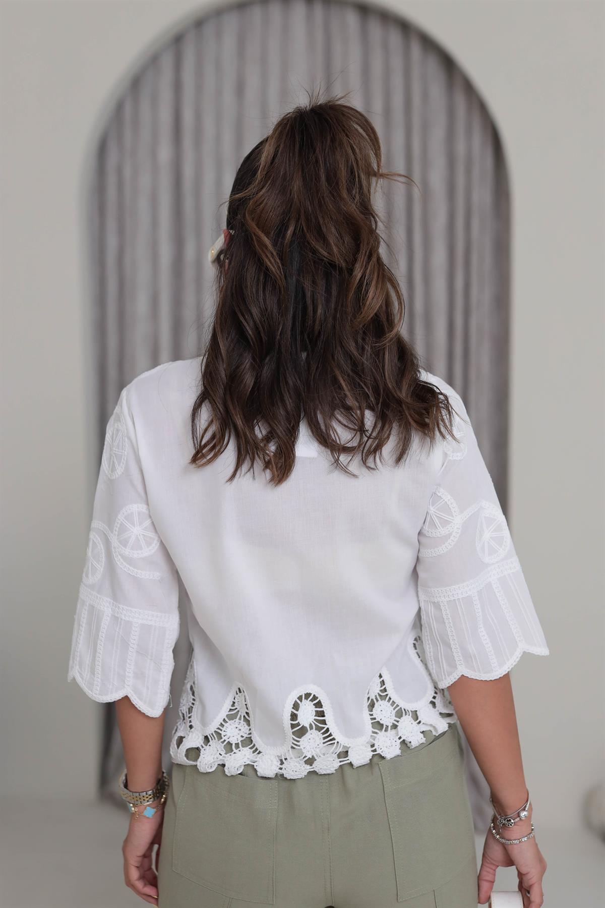 2006 V Yaka Kısa Kol Dantel İşiemeli Gömlek BEYAZ