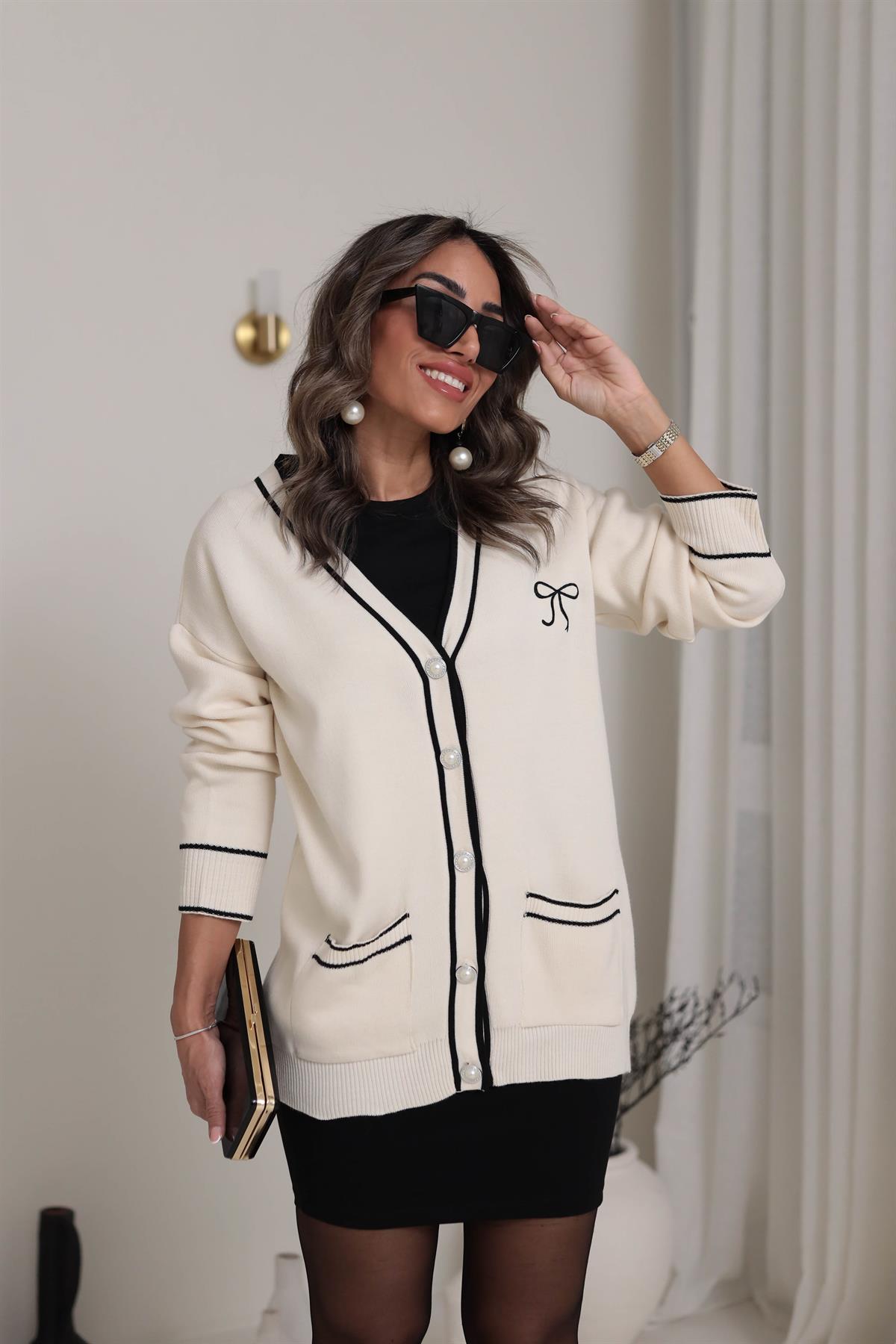 0120 Kurdela Nakışlı İnci Düğmeli Hırka KREM