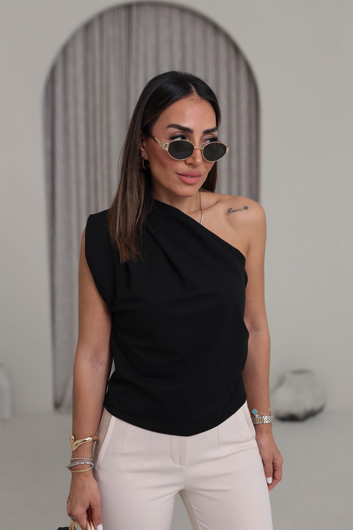 0056 Tek Omuz Detaylı Drapeli Bluz SİYAH