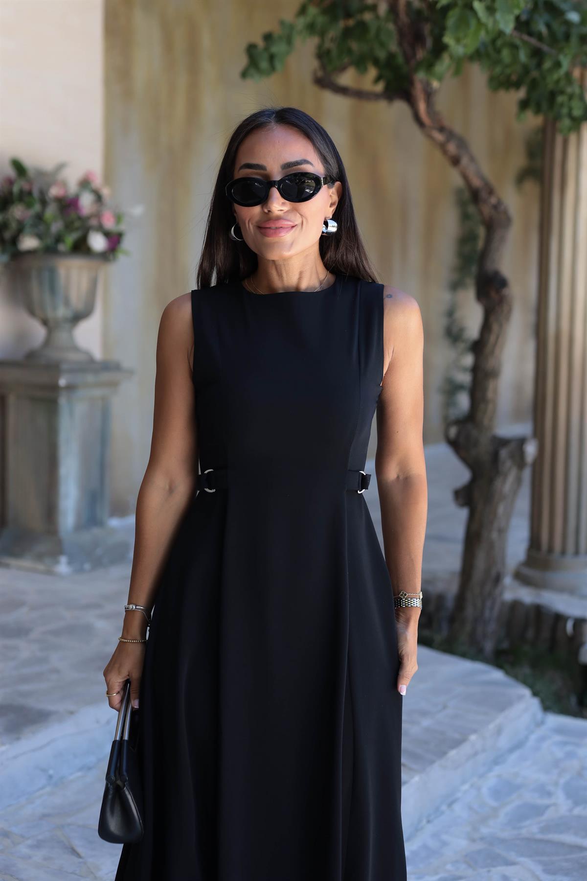 2313 Yan Toka Detaylı Dökümlü Kloş Elbise SİYAH