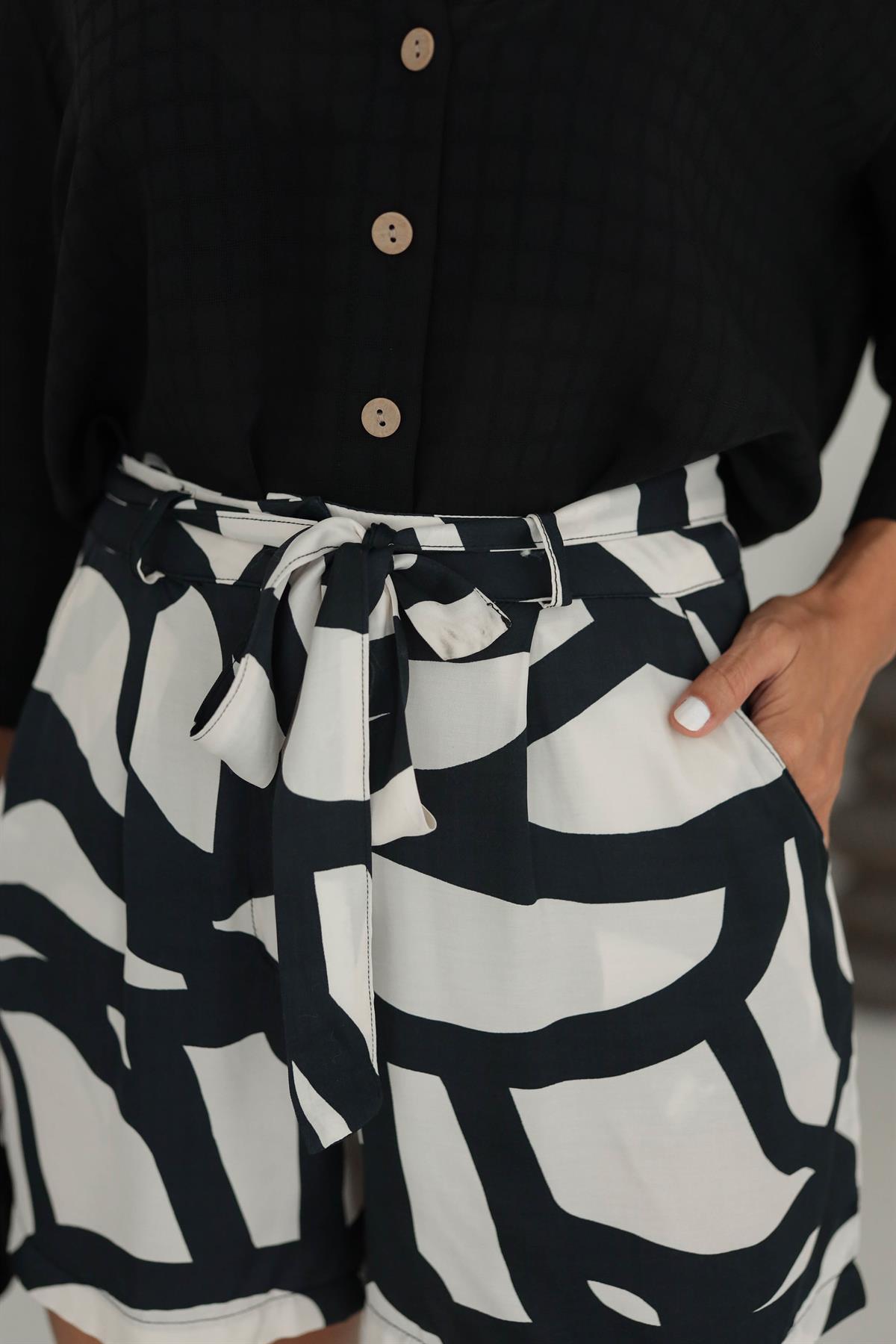 8067 Desenli Kuşaklı Saten Şort