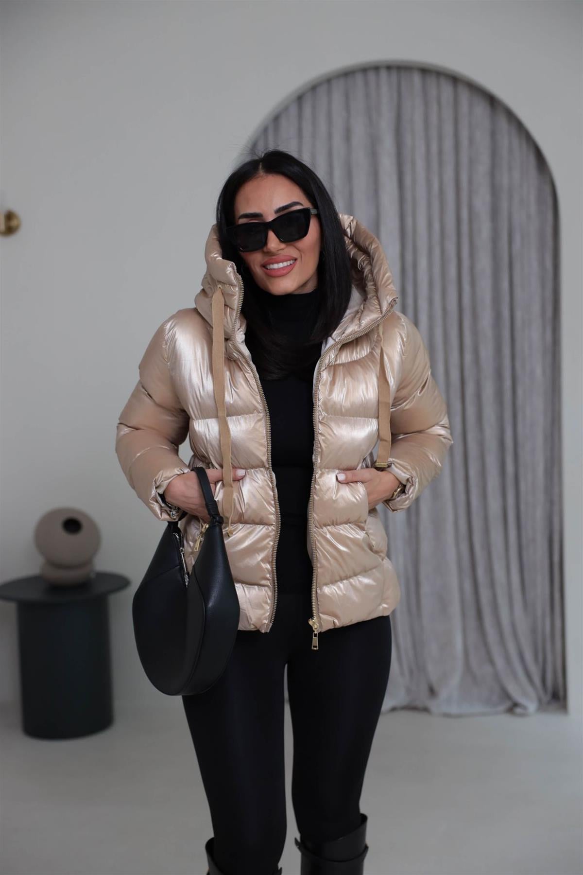 2262 Kapşonlu Parlak Dokulu Şişme Mont Bal Köpüğü