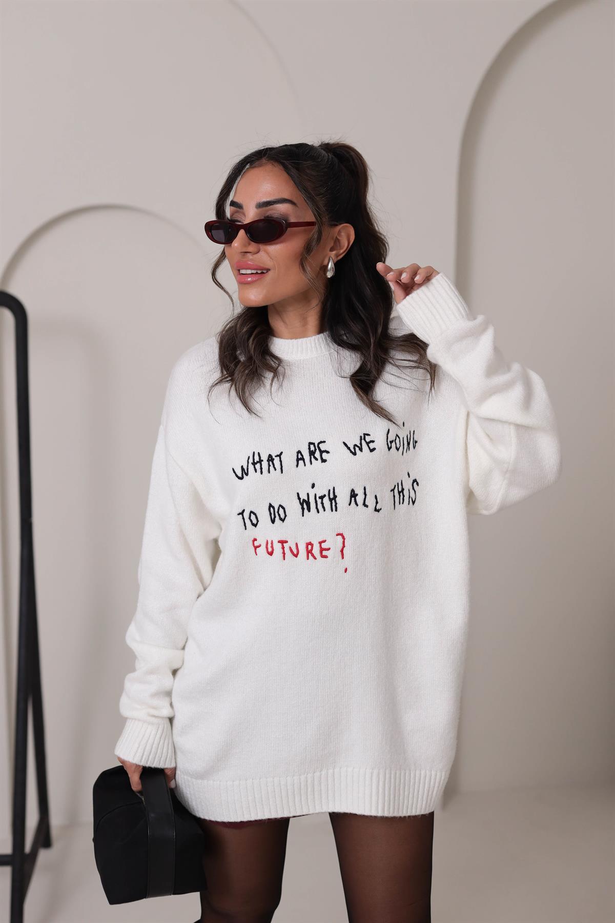 1124 Yazı Nakışlı Oversize Kazak