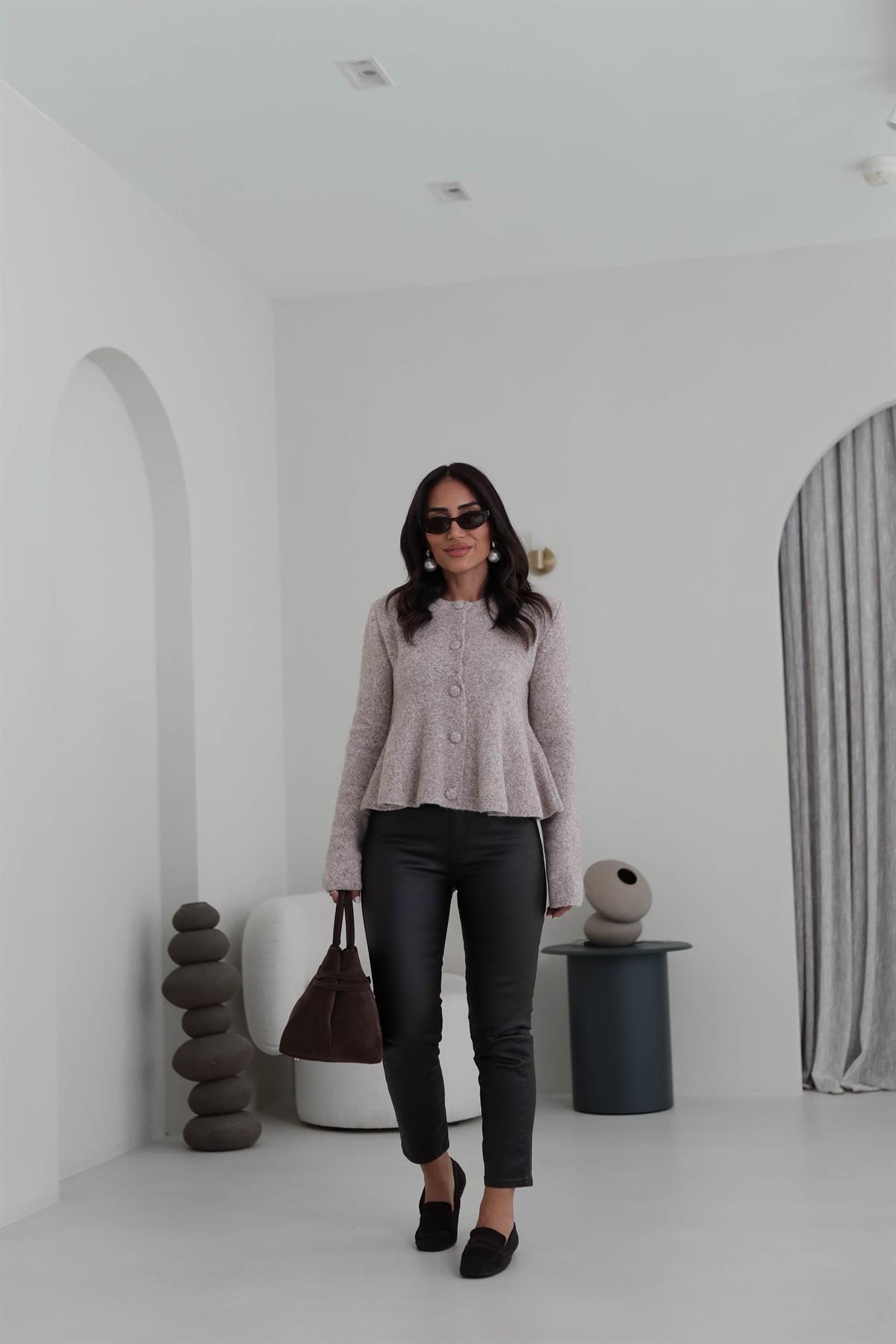 0985 Yumuşak Dokulu Peplum Düğmeli Triko Hırka VİZON