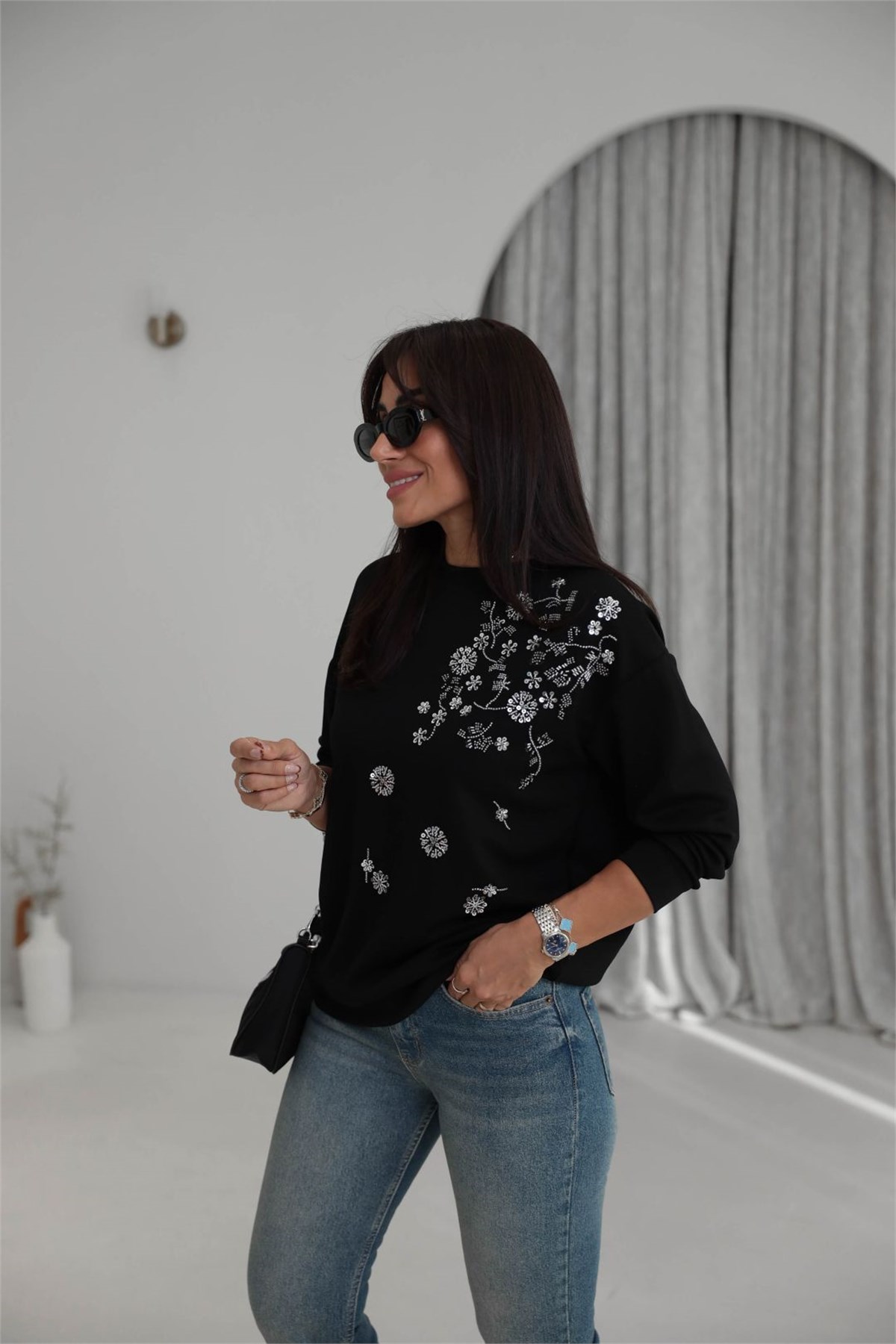 Bisiklet Yaka Pul ve Boncuk İşlemeli Orj Sweatshirt SİYAH