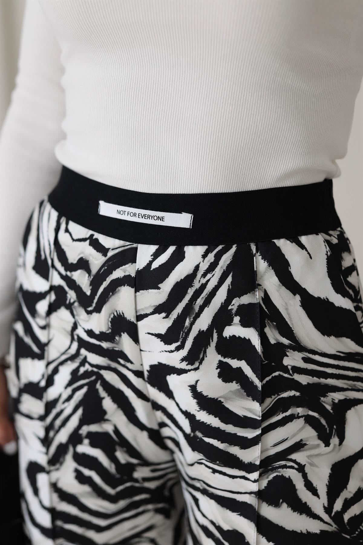 0135 Bel Lastikli Önü Dikişli Zebra Pantolon SİYAHBEYAZ