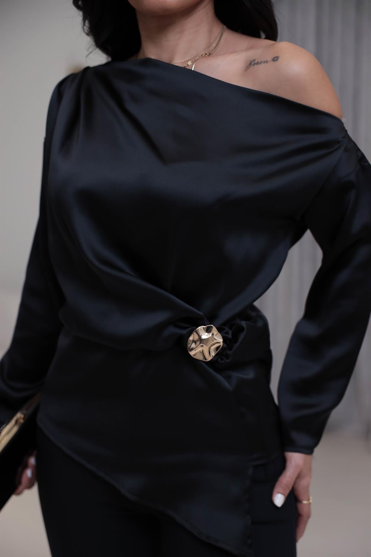 2245 Kayık Yaka Broş Detaylı Saten Bluz SİYAH