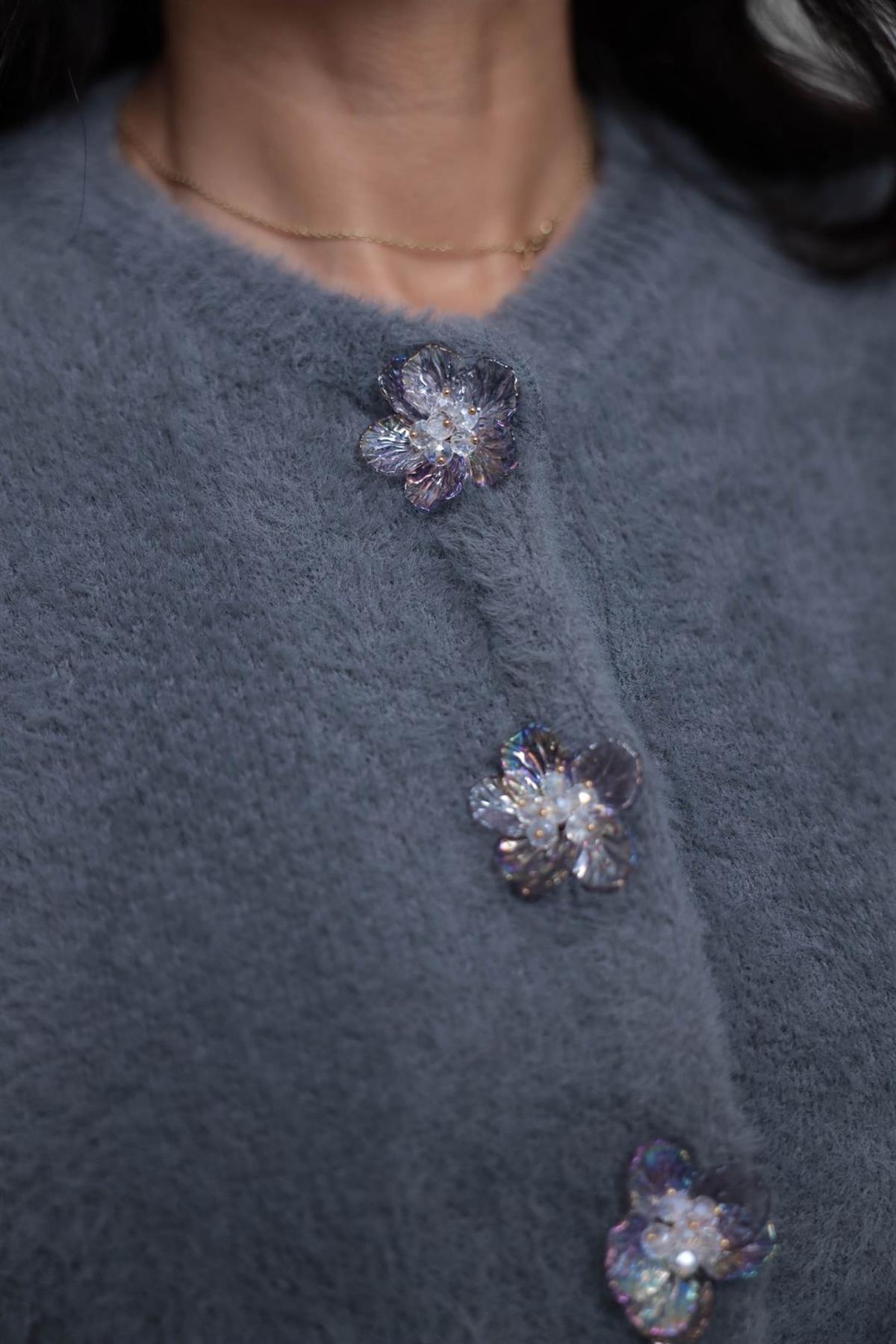 314 Çiçek Düğmeli Çıtçıtlı Yumoş Hırka KOYU GRİ