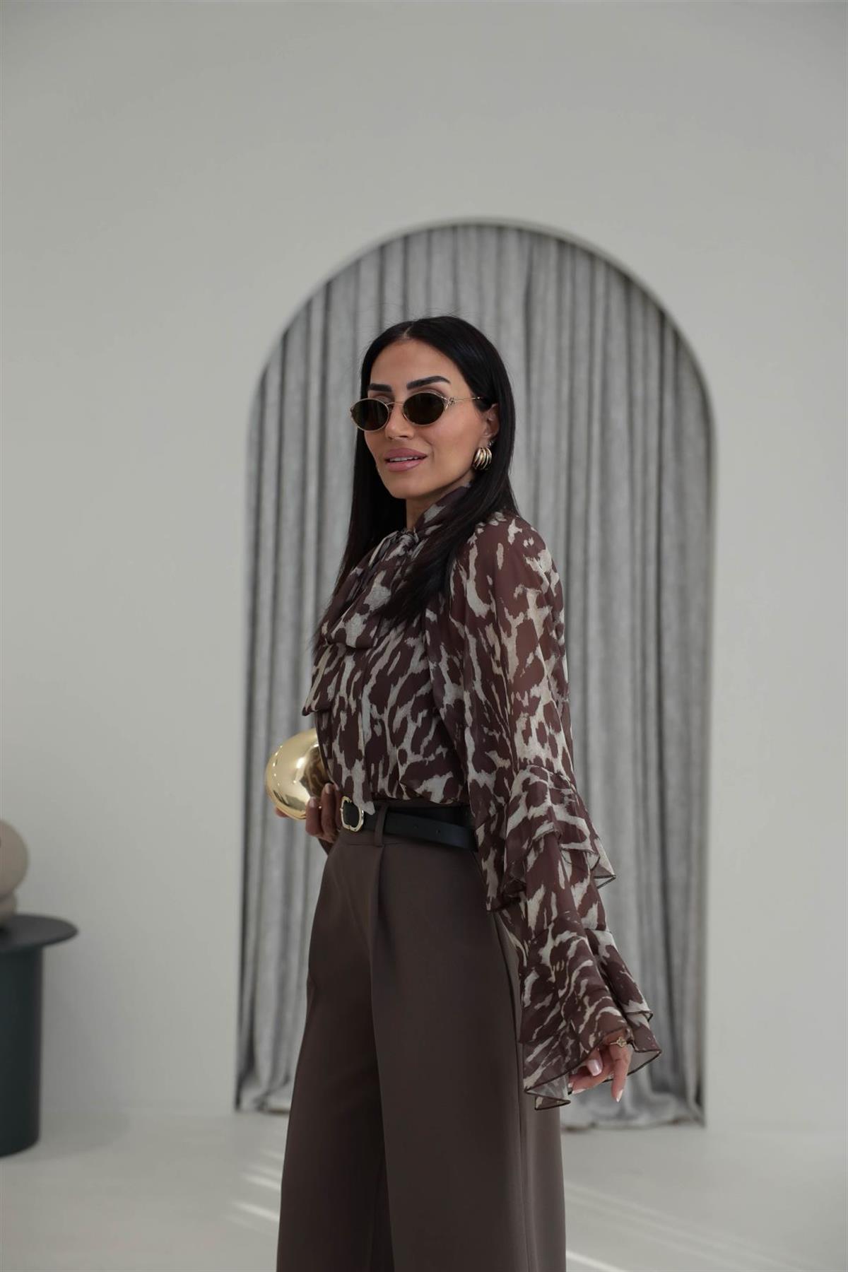 5024 Fularlı Kolları Volanlı Desenli Şifon Bluz KAHVE