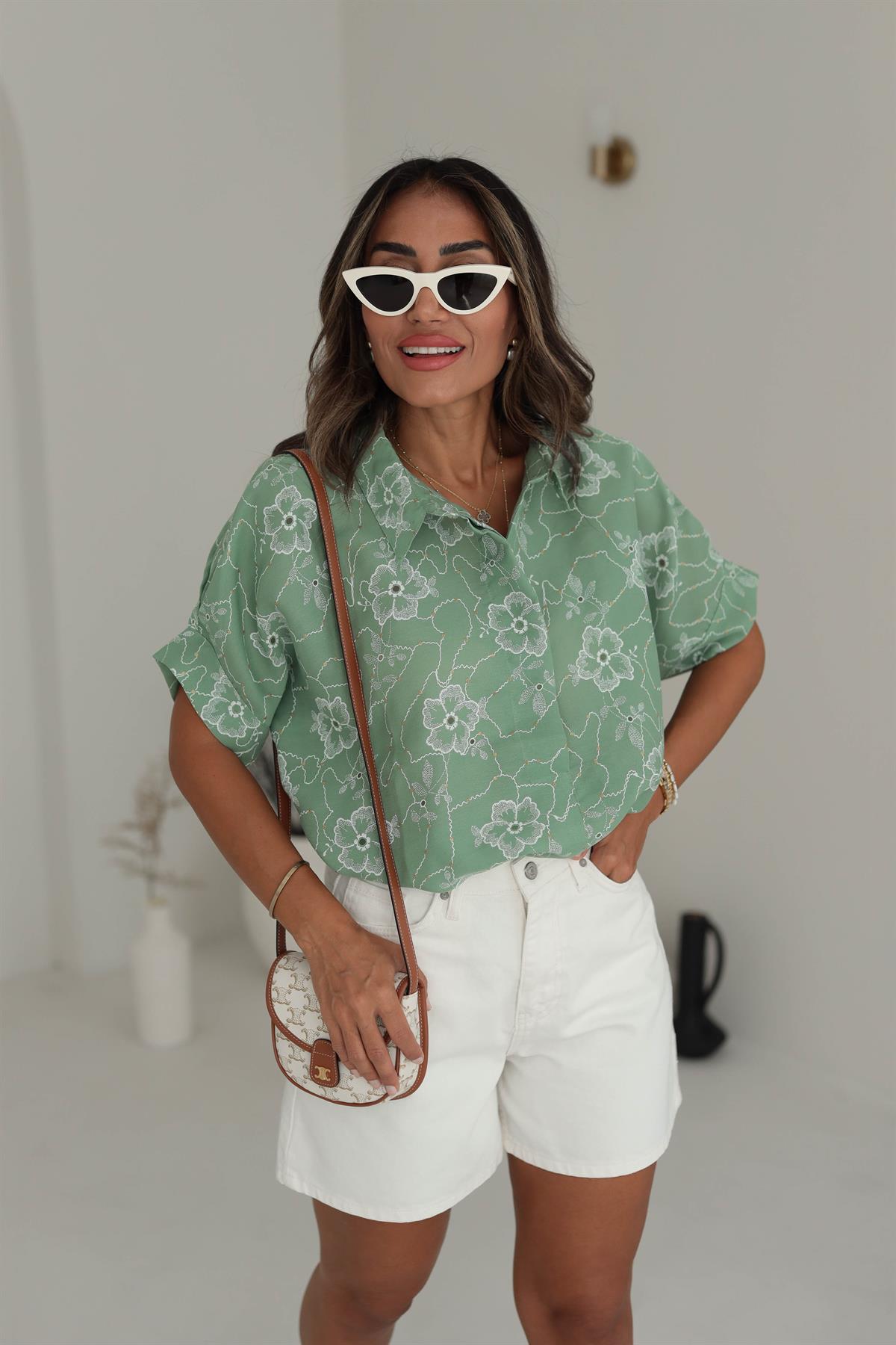 7427 Çiçek Desenli Kısa Kol Sırtı Düğmeli Gömlek