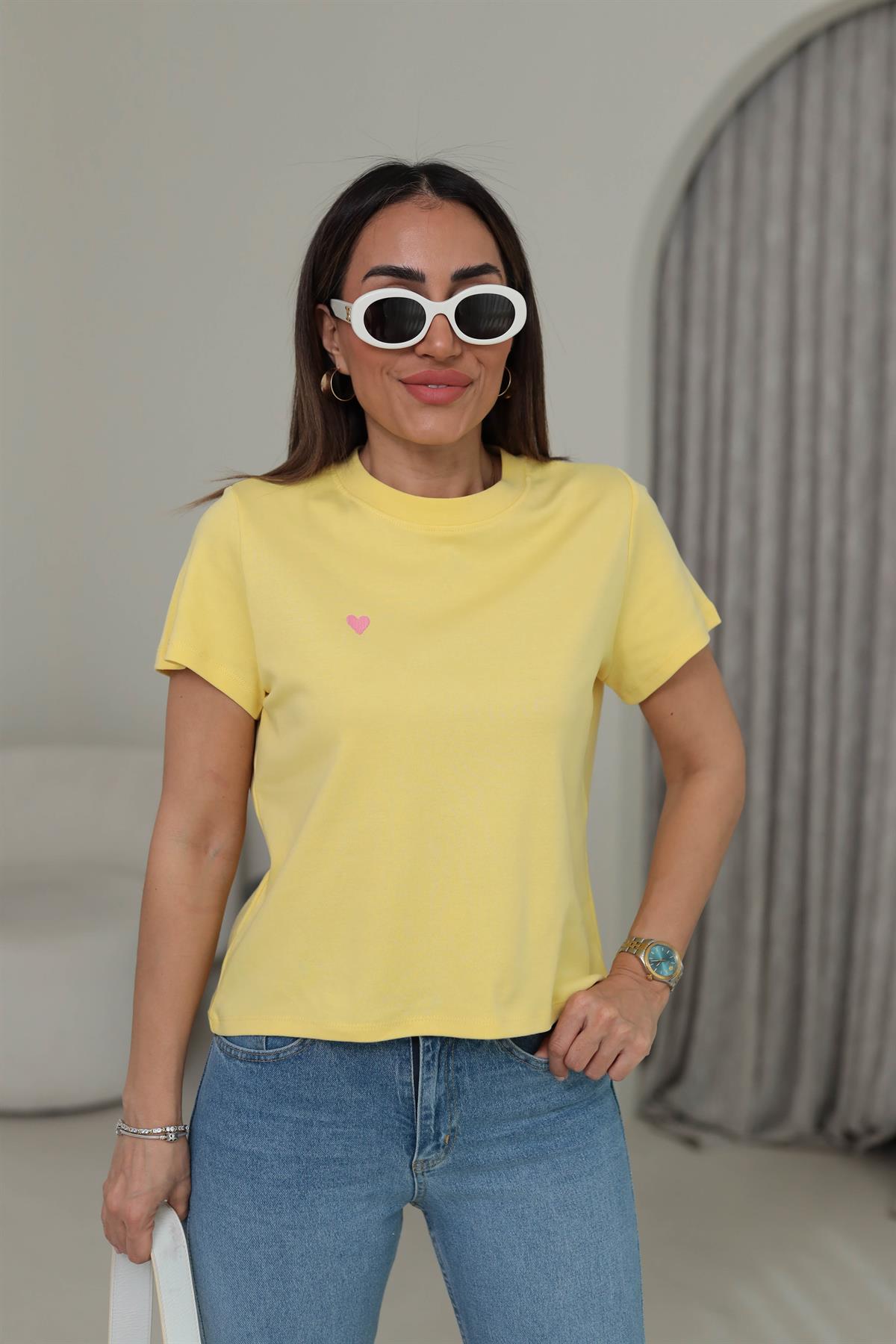 0584 Bisiklet Yaka Kalp Nakış Tshirt SARI