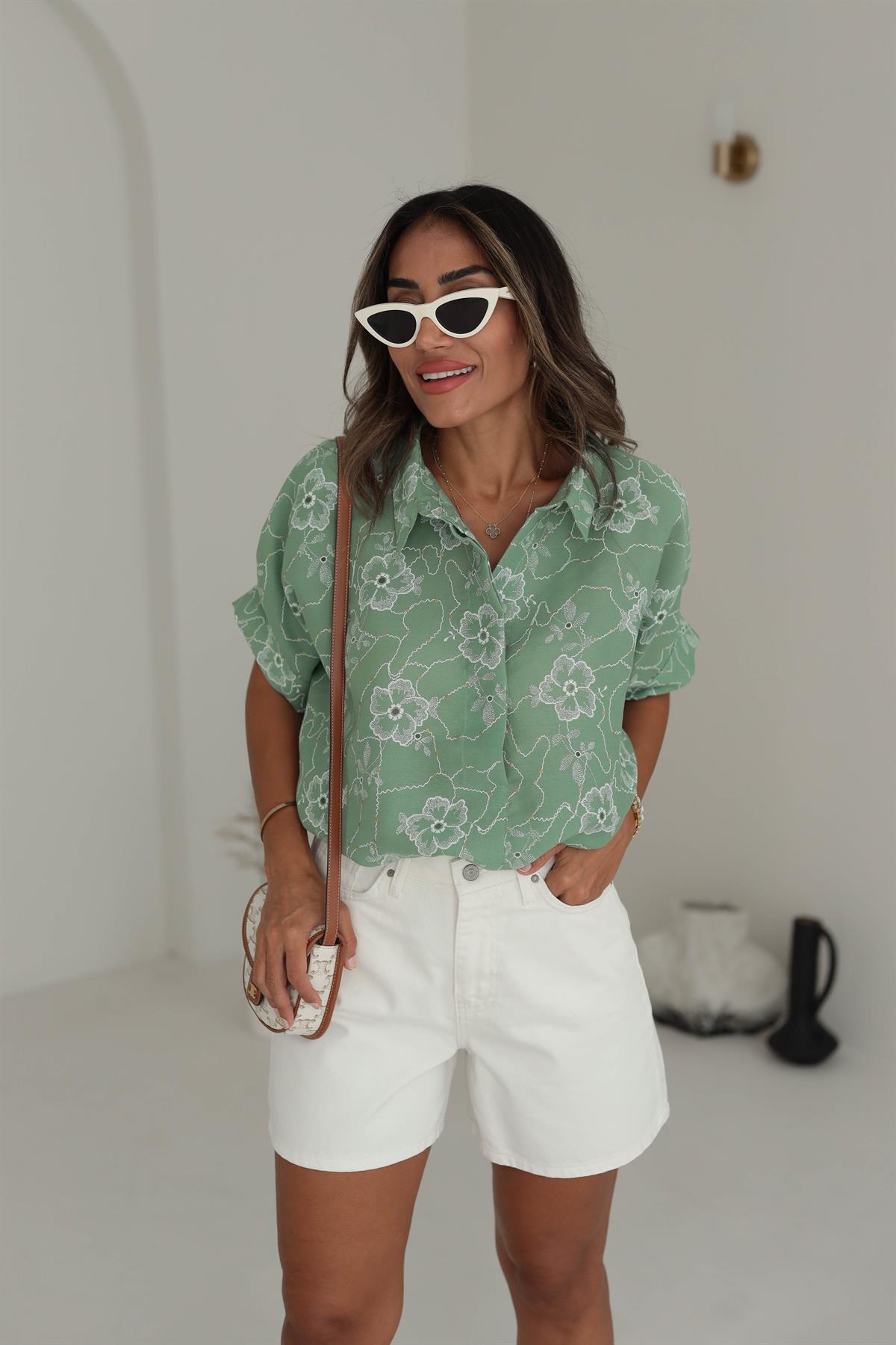 7427 Çiçek Desenli Kısa Kol Sırtı Düğmeli Gömlek