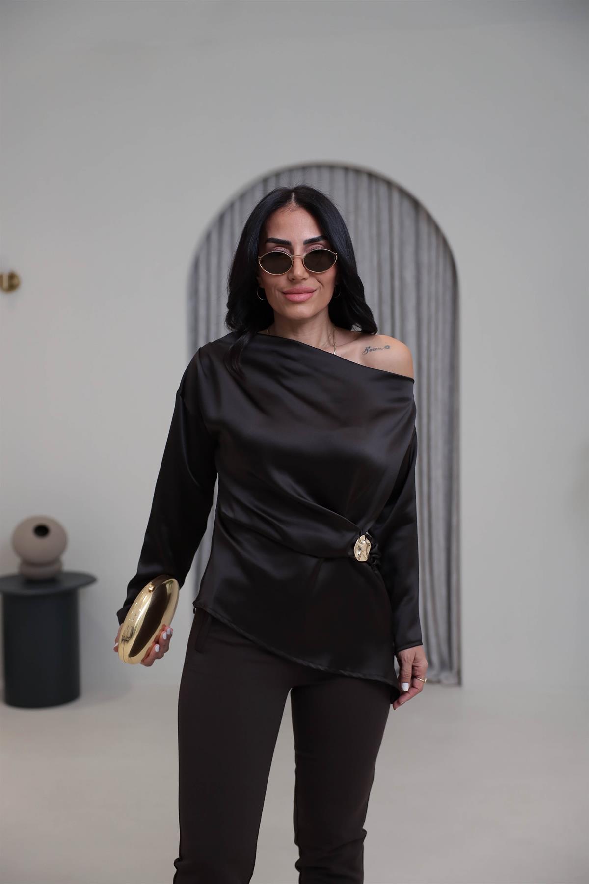 2245 Kayık Yaka Broş Detaylı Saten Bluz ACI KAHVE