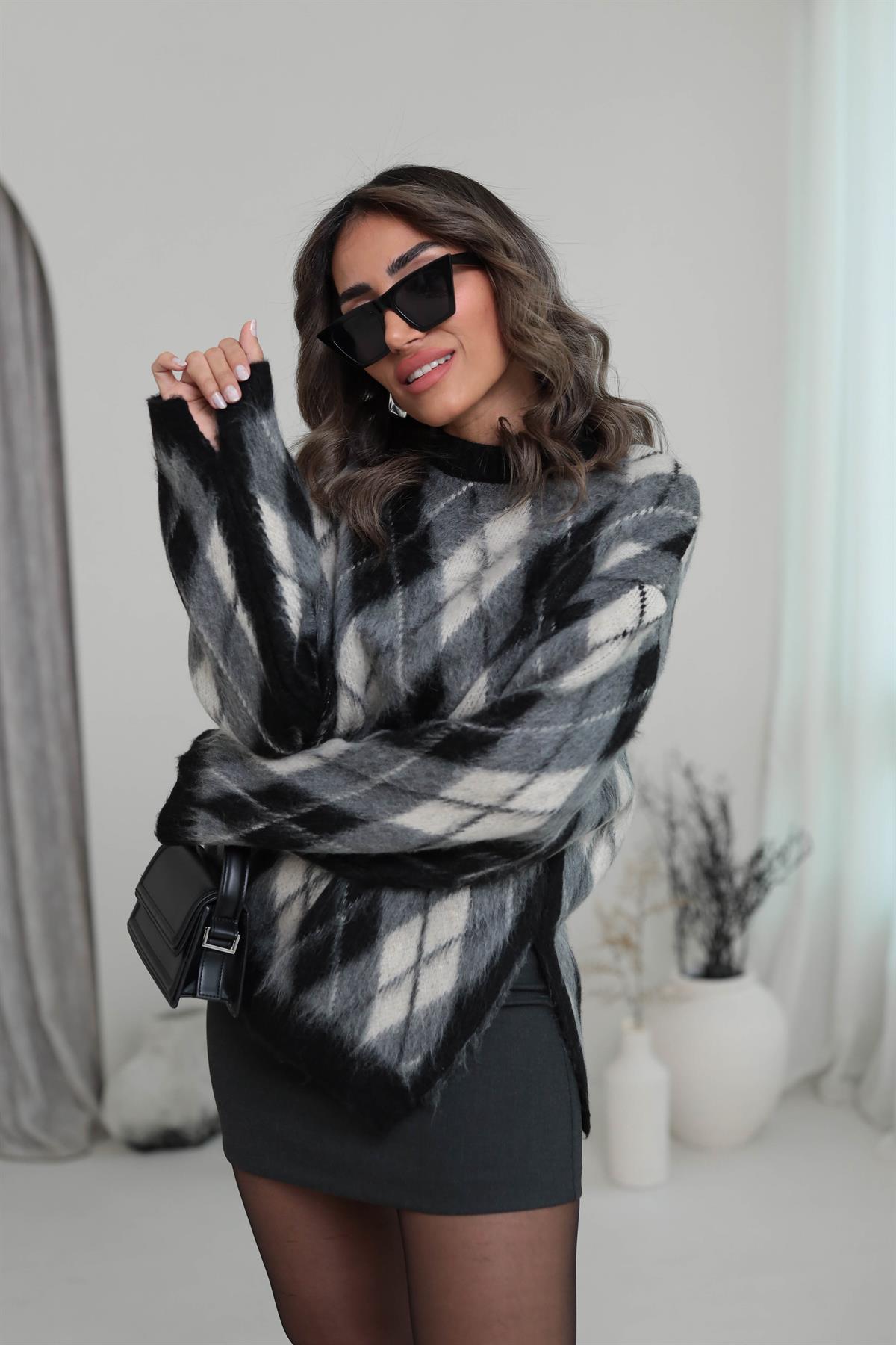 2450 Şardonlu Baklava Desen Yırtmaçlı Kazak SİYAH-GRİ