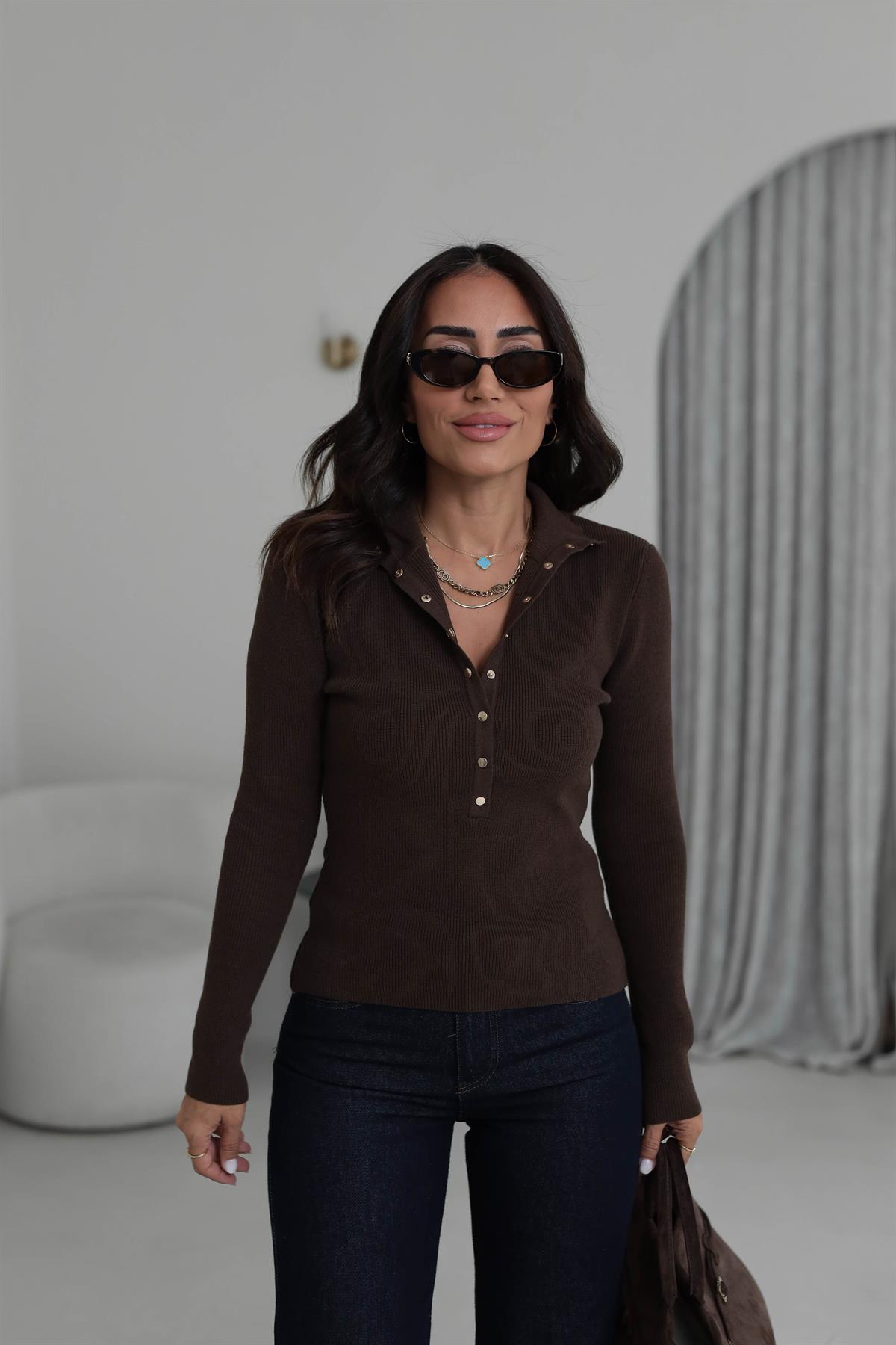 0686 Dik Yaka Çıtçıtlı Triko Kazak ACI KAHVE