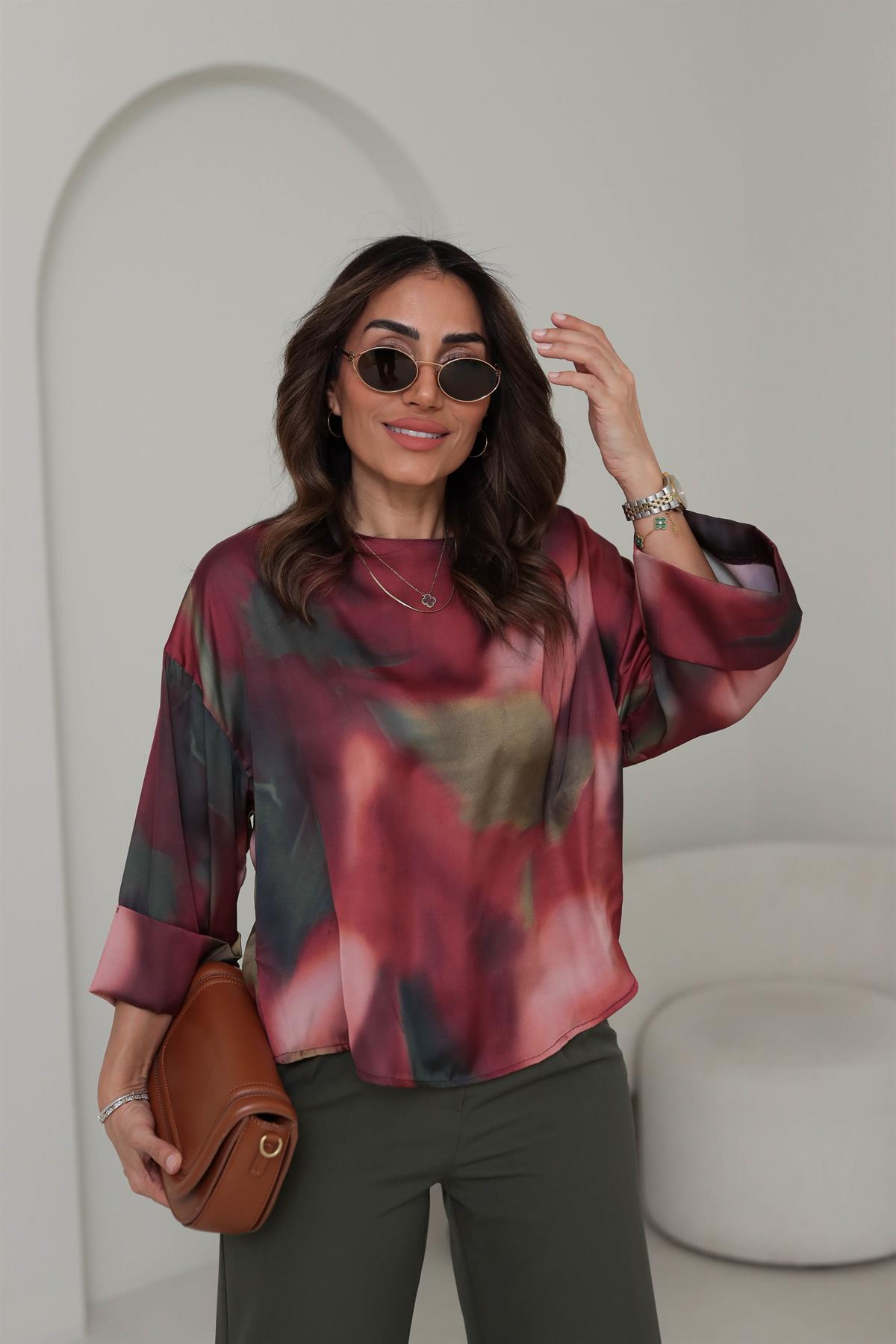 7980 Kol Katlamalı Patcwork Desenli Saten Bluz RENKLİ