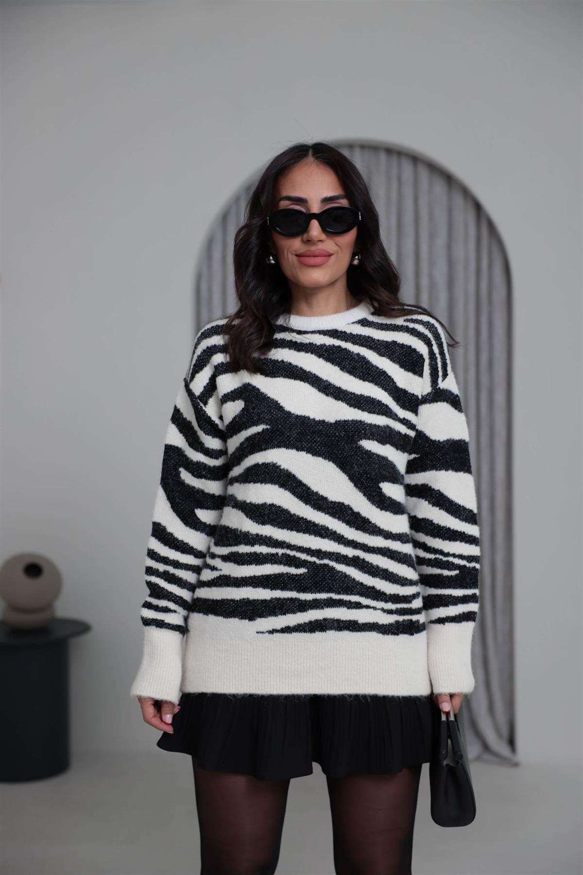 4935 Bisiklet Yaka Şardonlu Zebra Kazak ekru-siyah