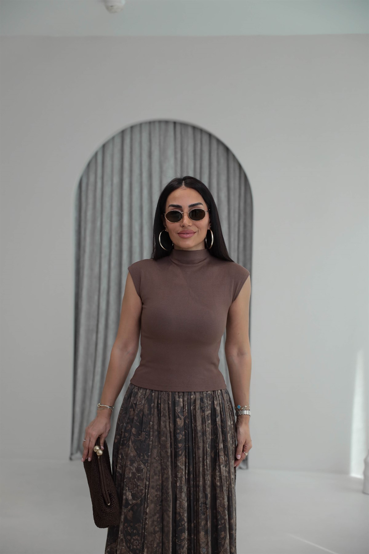 1040 Dik Yaka Sıfır Kol Dokuma Bluz KAHVE