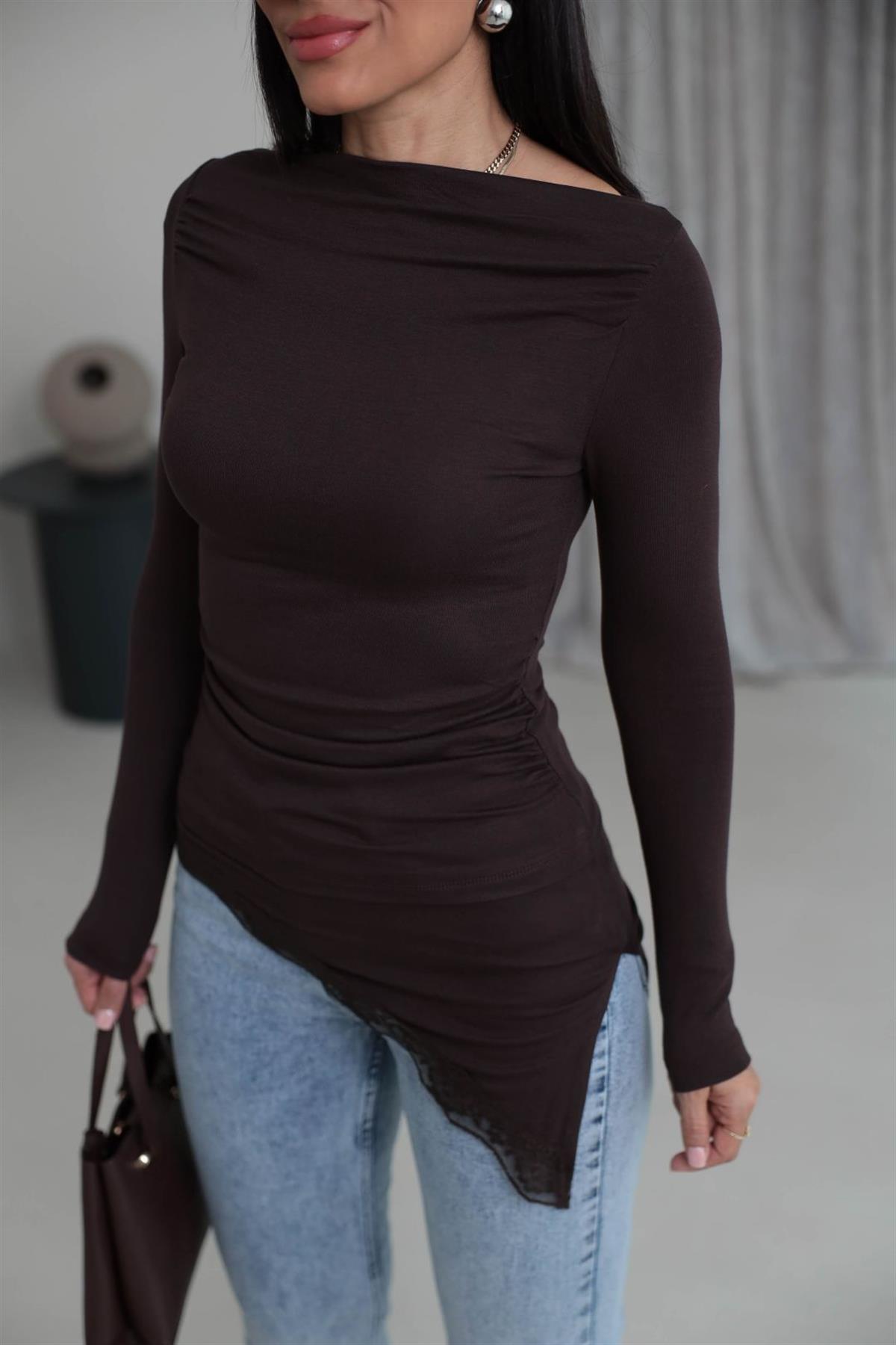 7505 Asimetrik Kesim Dantel ve Drape Detaylı Kayık Yaka Bluz ACI KAHVE
