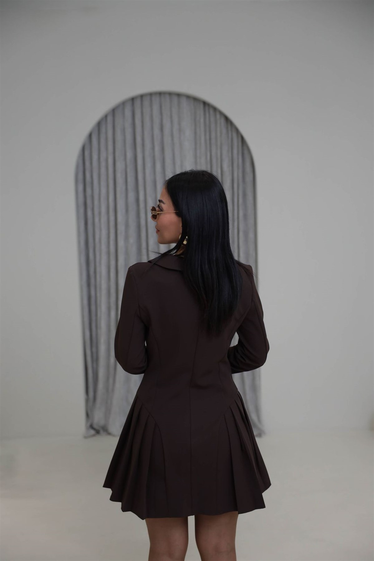 1300 Yaka Detaylı Önden Düğmeli Piliseli Elbise ACI KAHVE