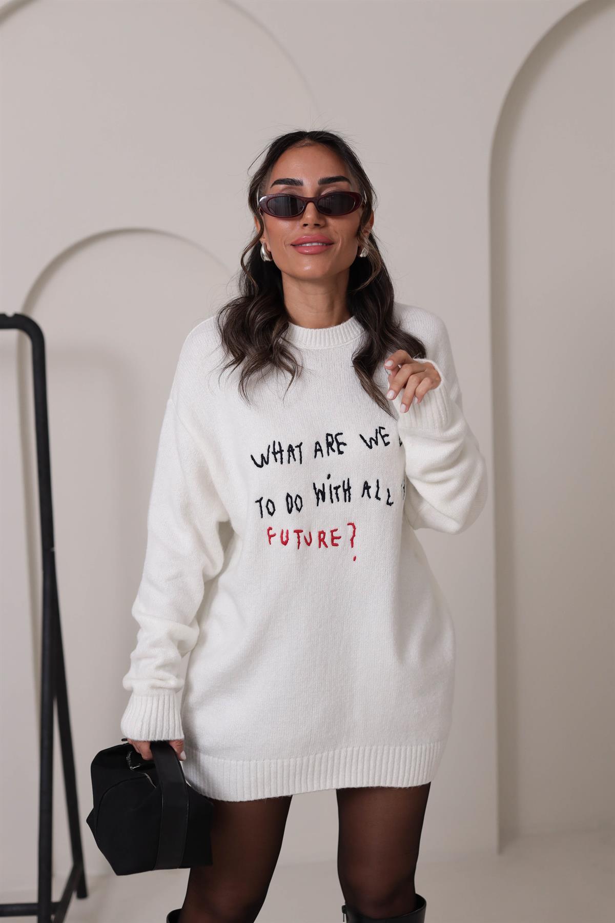 1124 Yazı Nakışlı Oversize Kazak