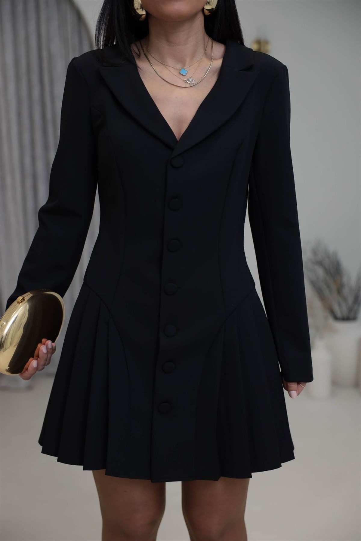 1300 Yaka Detaylı Önden Düğmeli Piliseli Elbise SİYAH