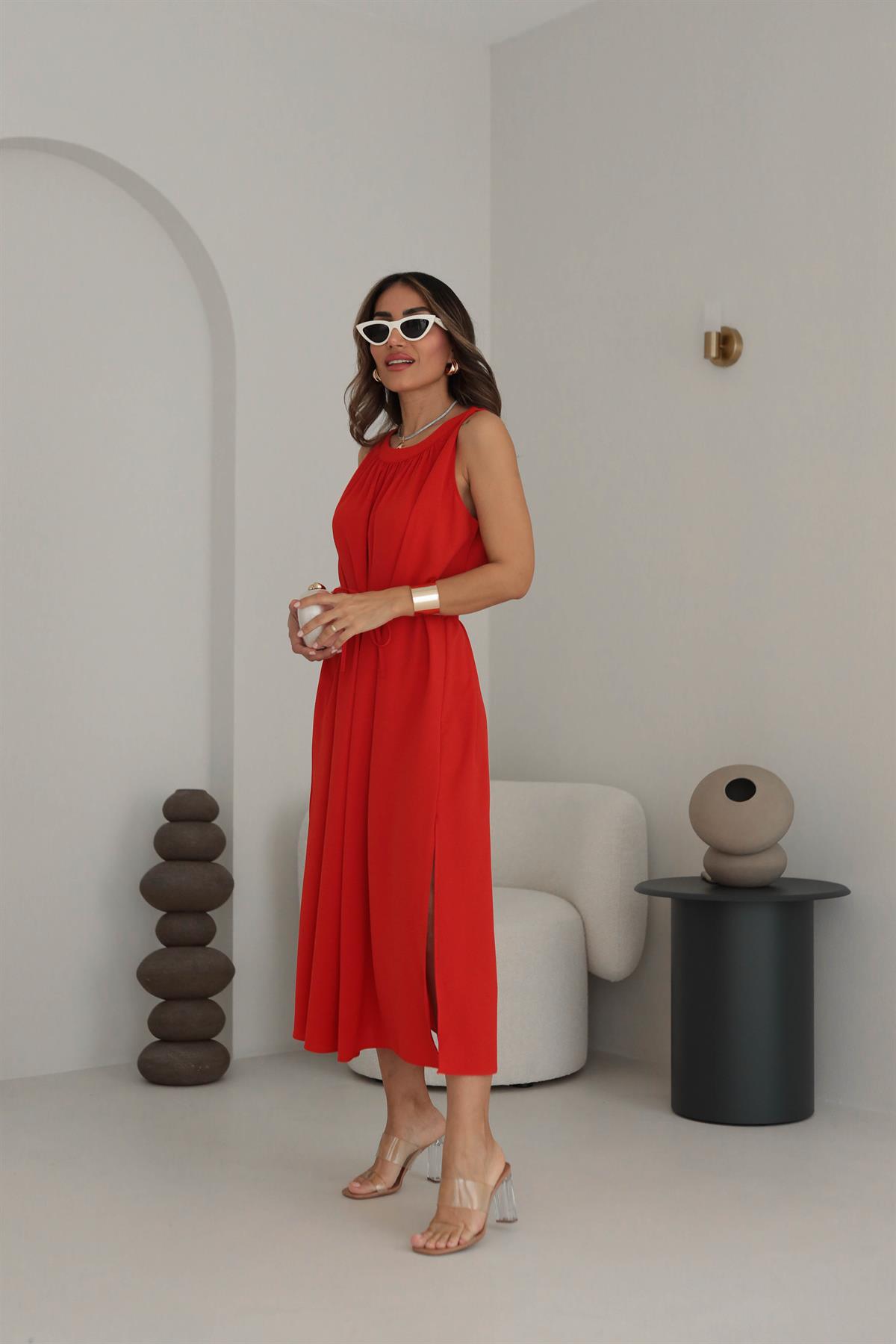 1402 Yandan Yırtmaçlı Bel Kuşaklı Sıfır Kol Elbise