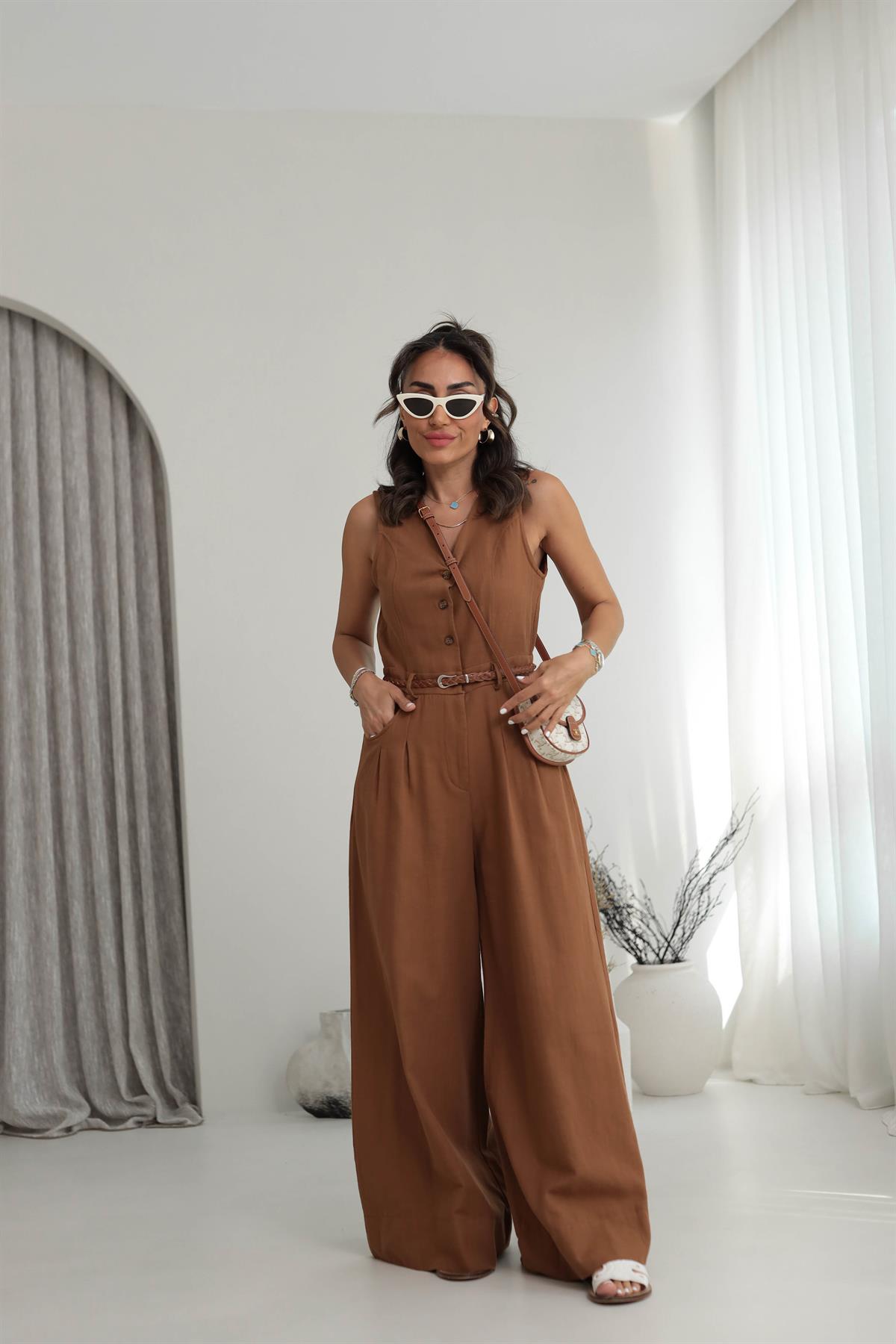 0022 Sıfır Kol Kemerli Keten Tulum TABA