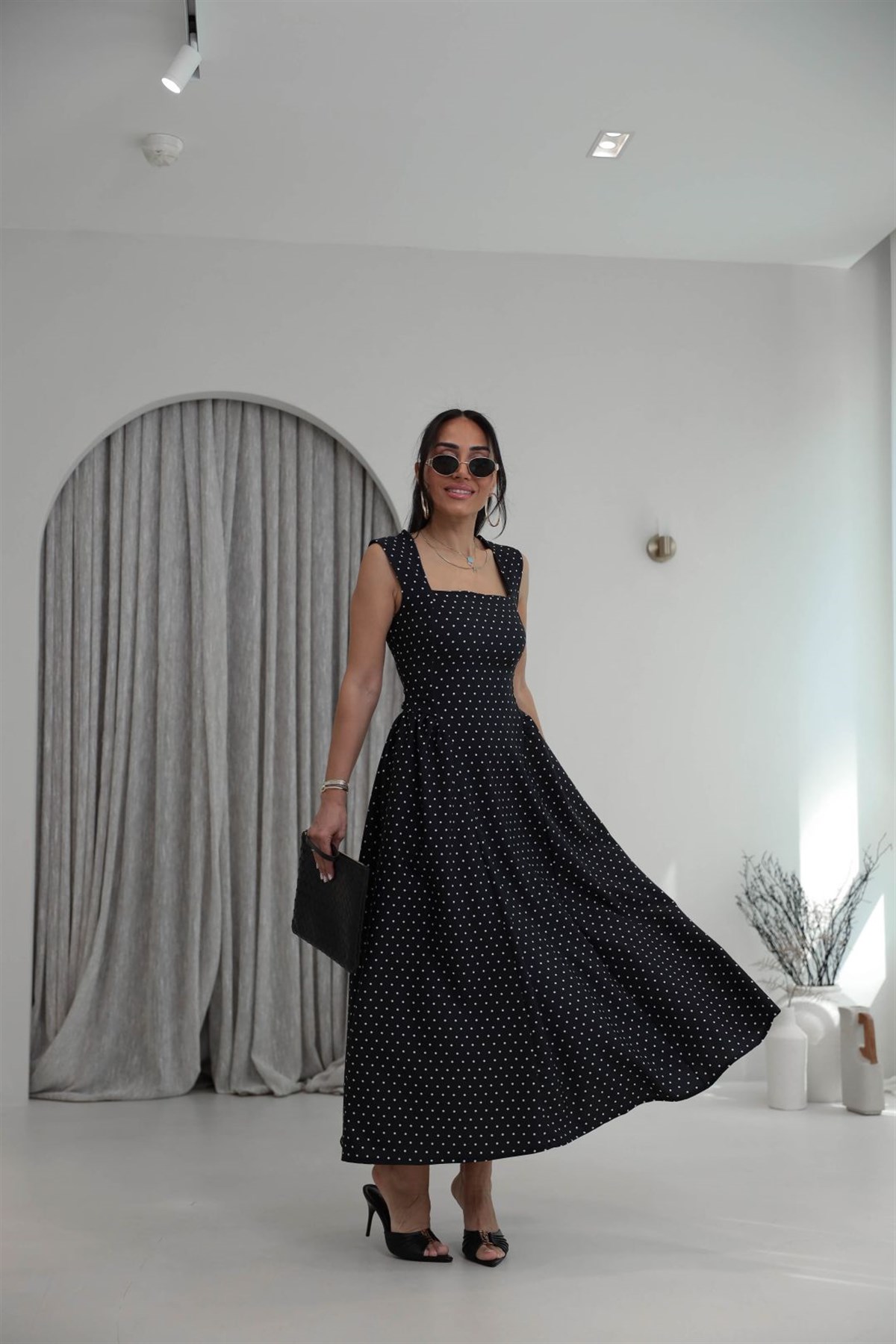 3950 Kalın Askılı Kare Yaka Puantiyeli Vintage Elbise SİYAH