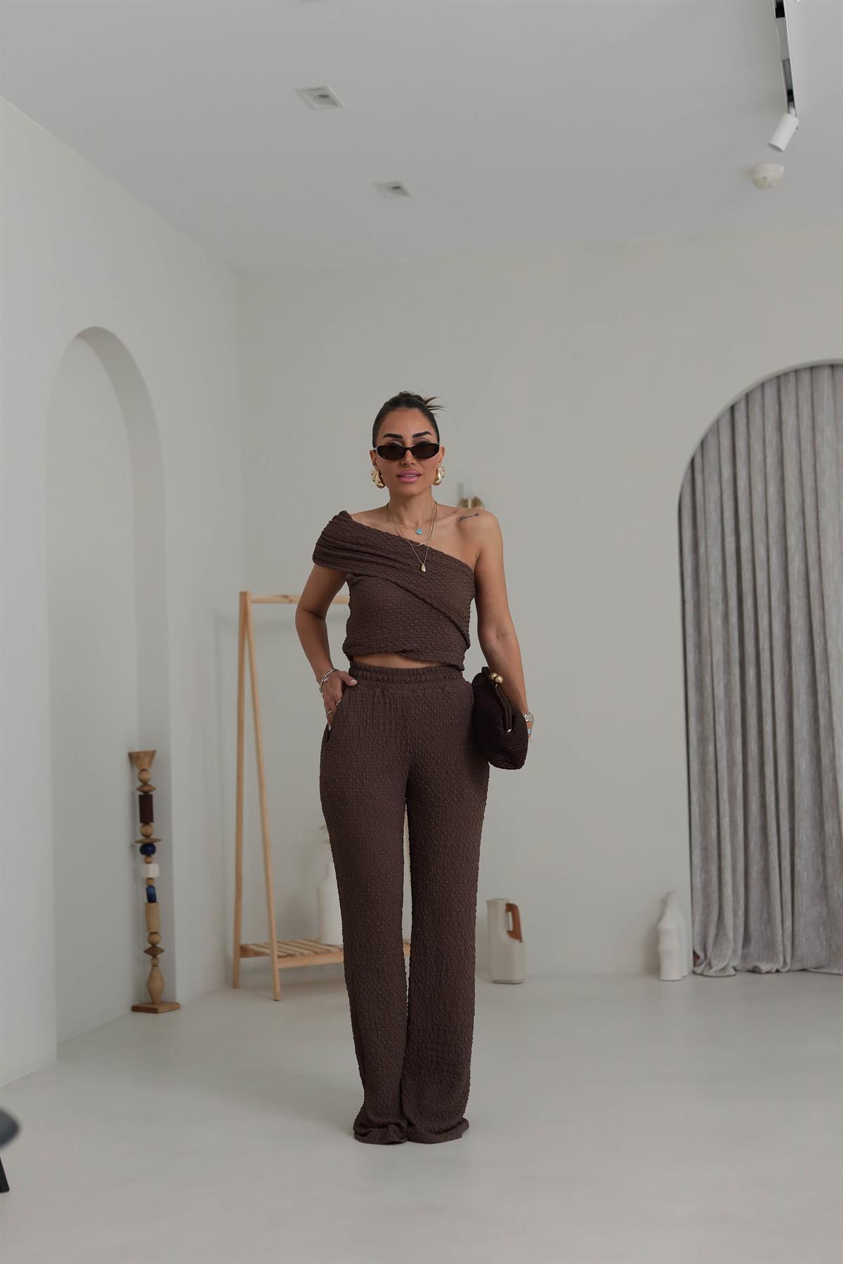 6225 Dokulu Asimetrik Detaylı Bluz & Pantolon Takım KAHVE