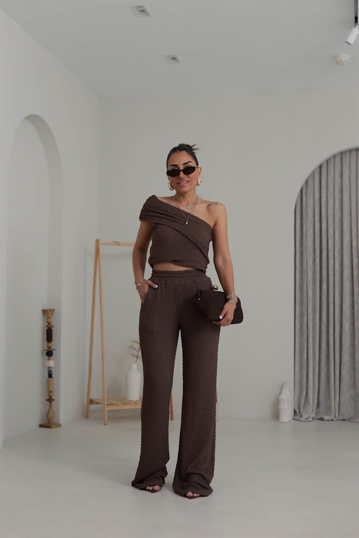 6225 Dokulu Asimetrik Detaylı Bluz & Pantolon Takım KAHVE
