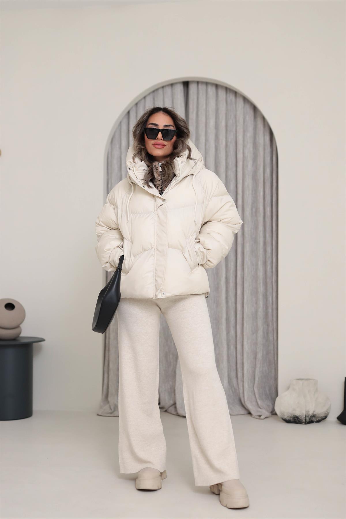 2422 Cırtlı Kapşonlu Fermuarlı Kalın Mont KREM