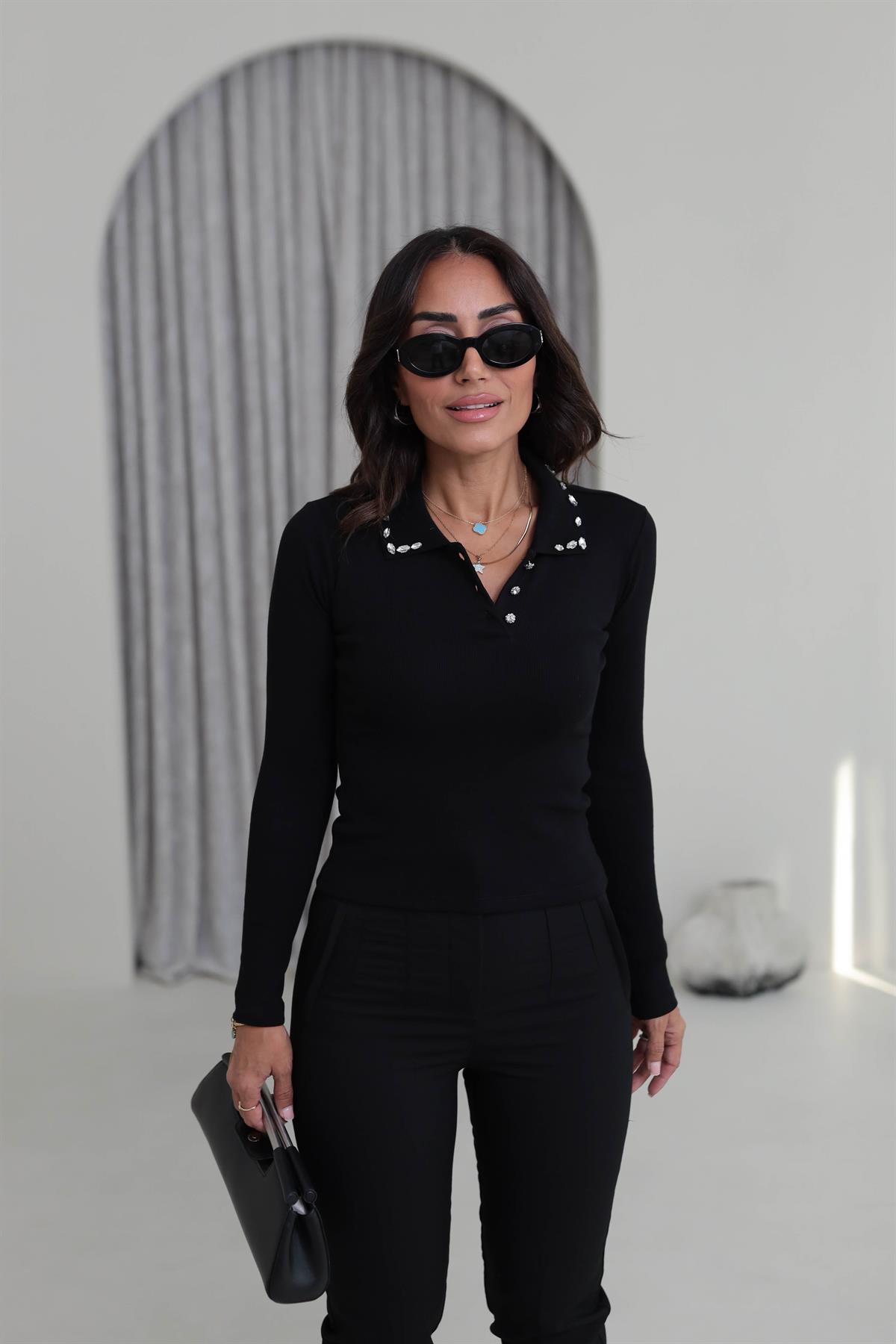 7026 Yakası Taş Çakım Düğmeli Bluz SİYAH